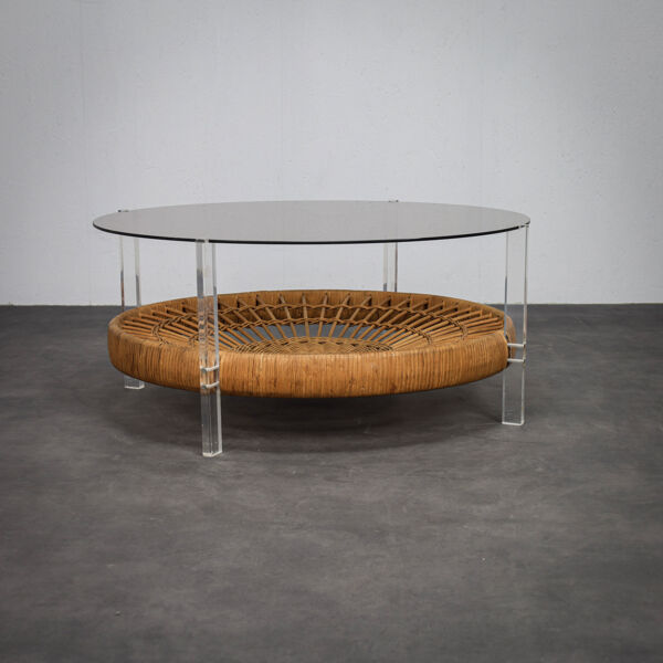 Table basse ronde vintage avec panier en rotin (années 1970)