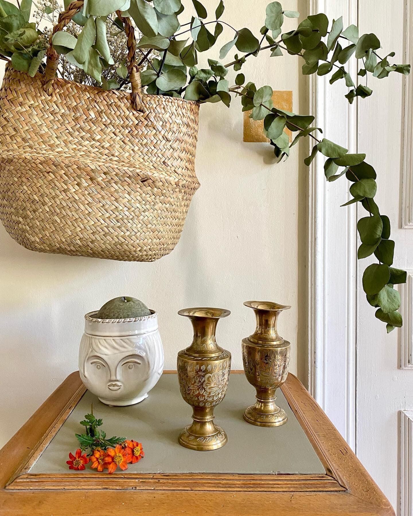 Lot de deux vases en laiton