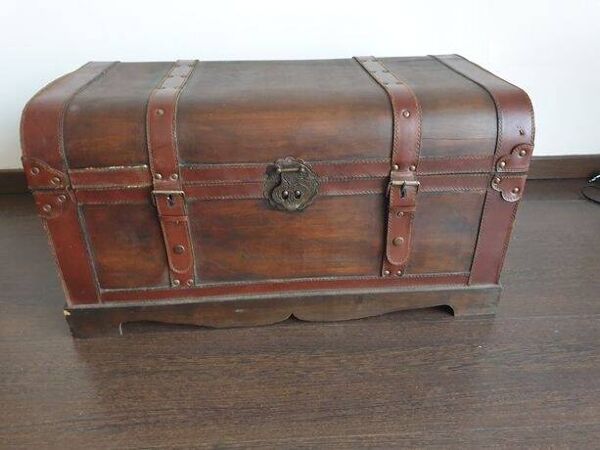Malle en bois cuir et métal ultra chic et élégant dans un salon ou une chambre