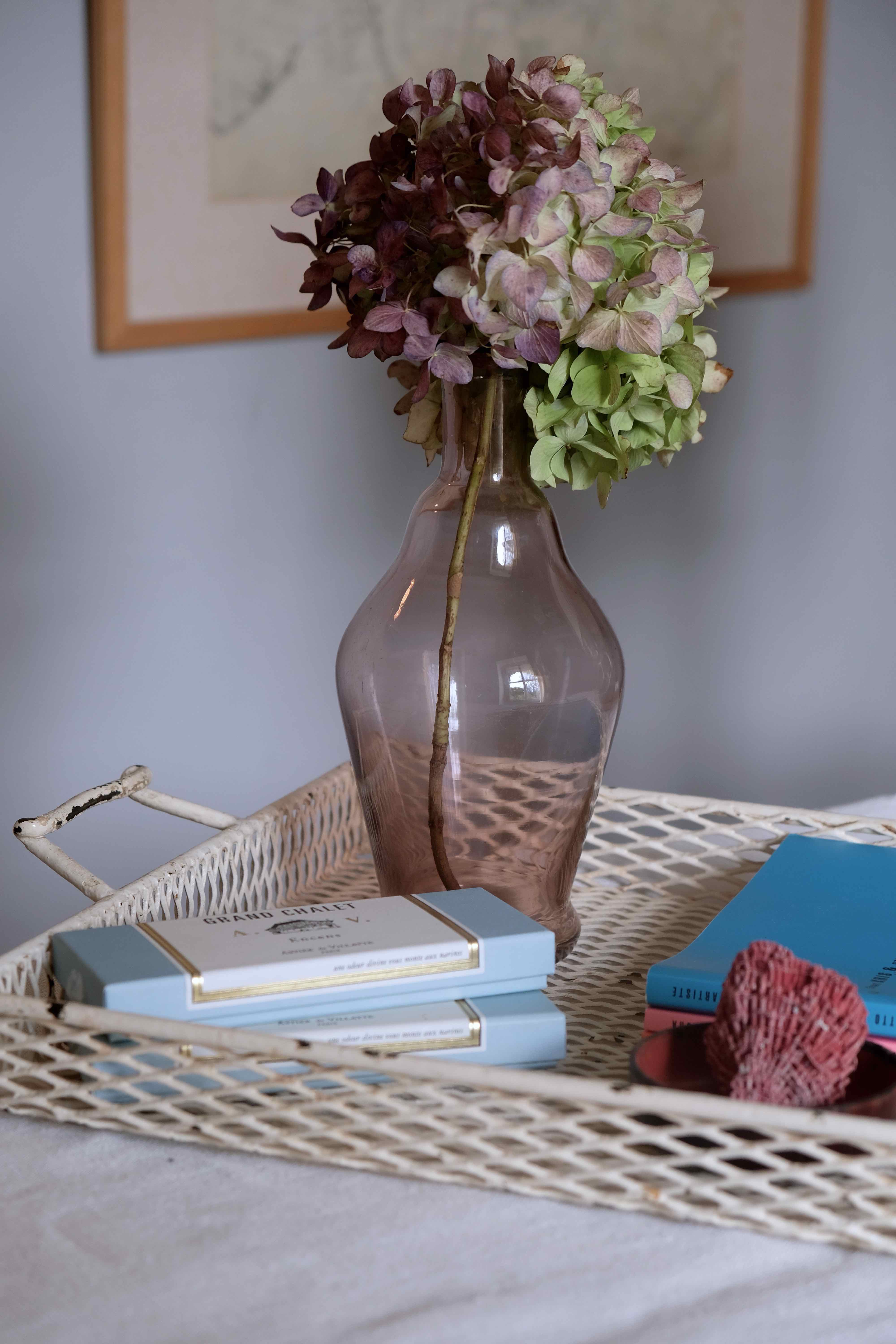 Blown glass vase moves purple