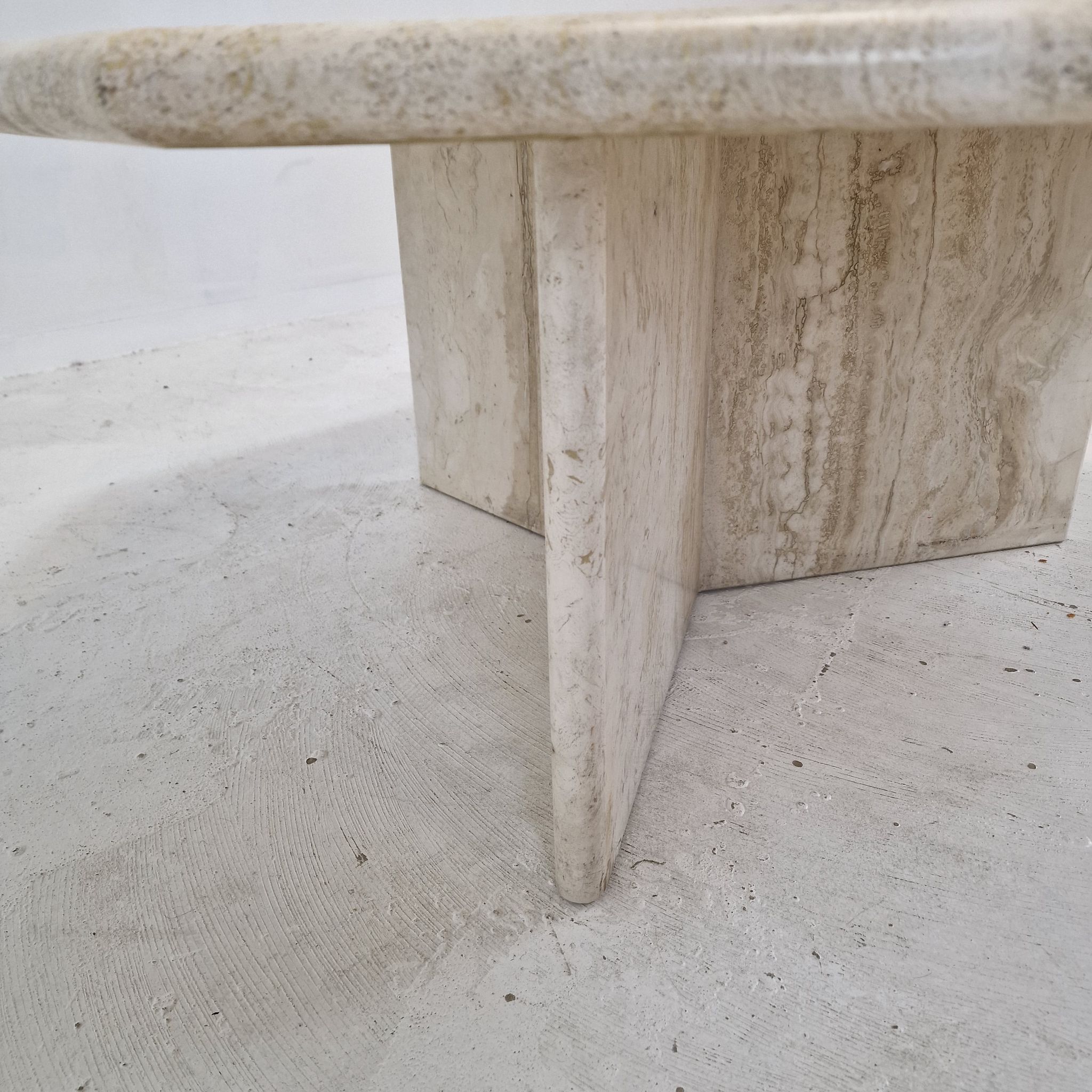 Table basse octogonale italienne en travertin, années 1980.