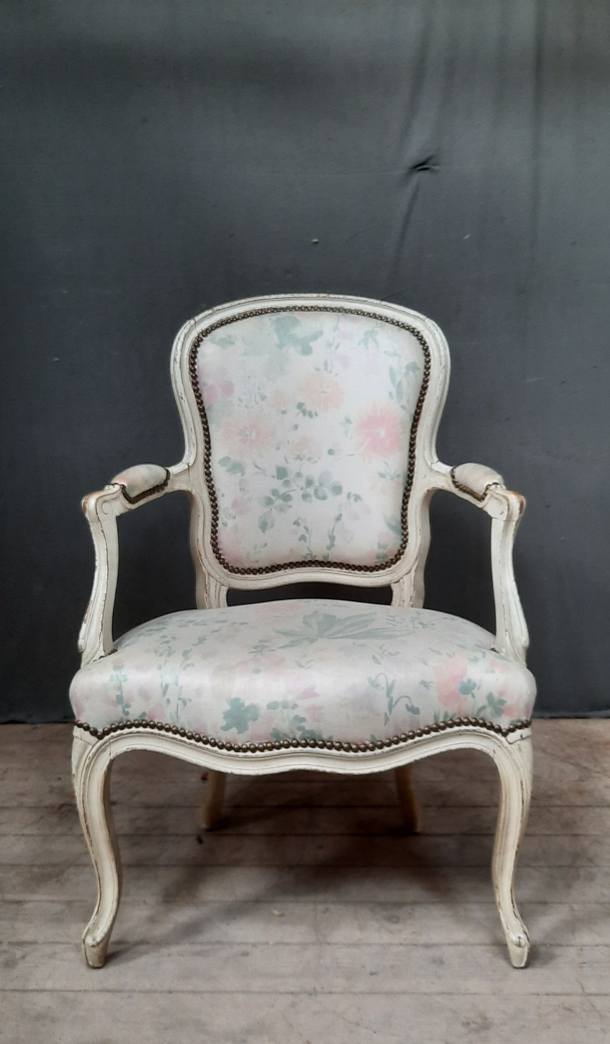 Louis XV armchair in white lacquered wood