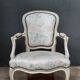 Fauteuil Louis XV en bois laqué  blanc