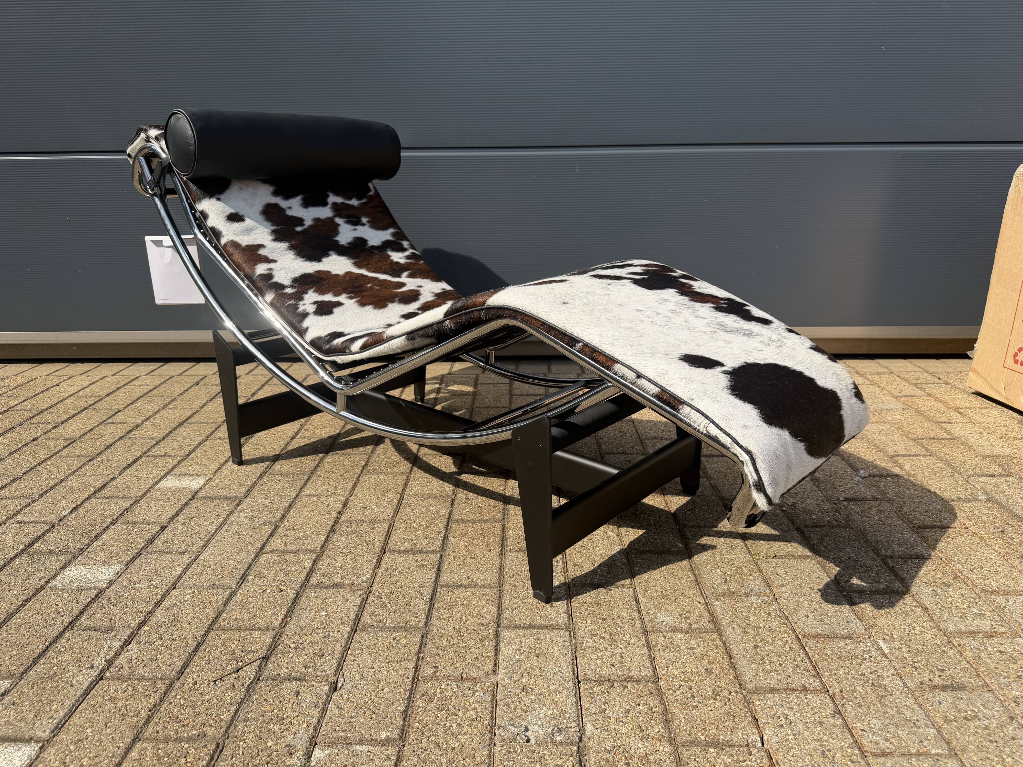 Cassina LC4 Le Corbusier original (signed) in cowhide, in new condition.