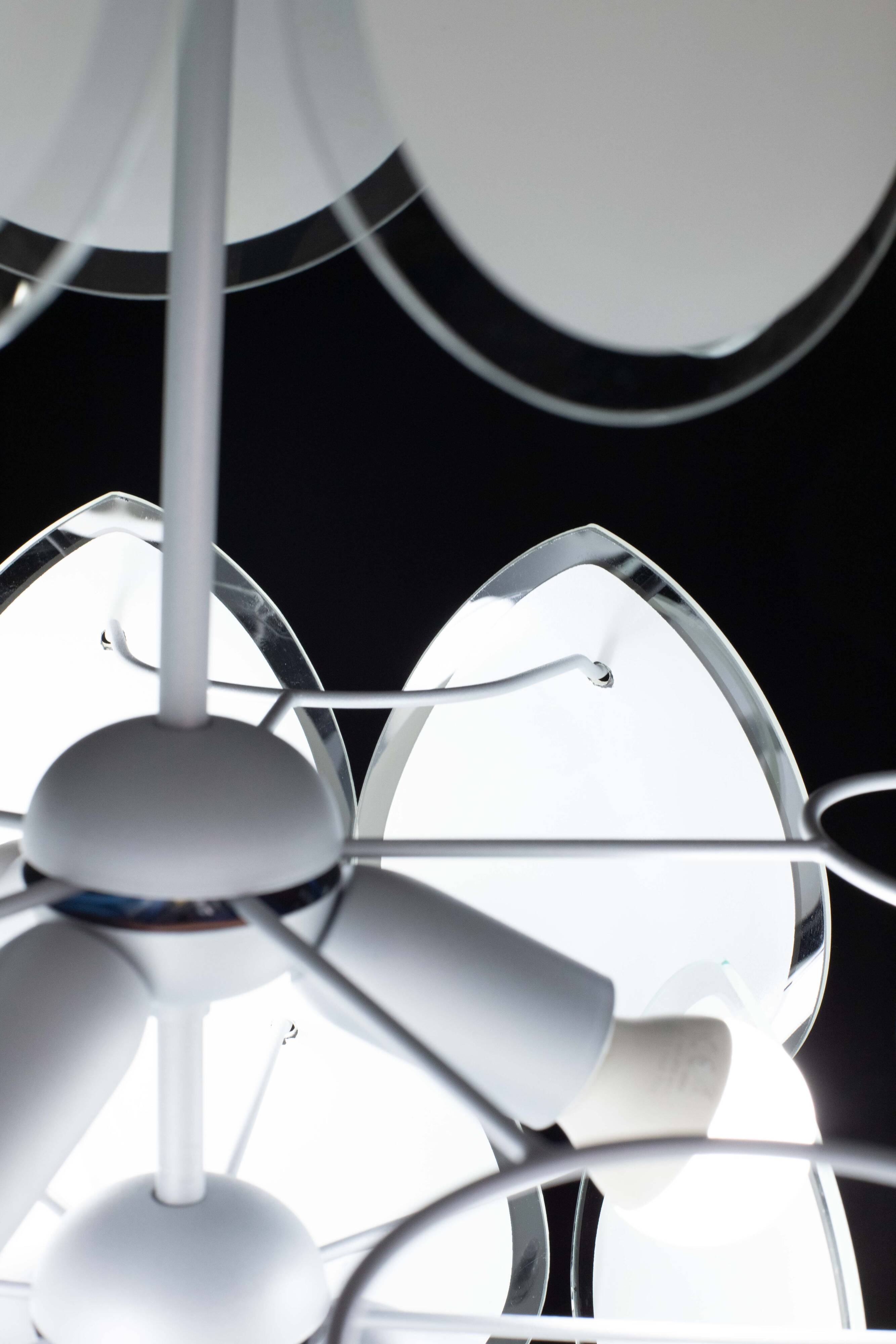 Vistosi White Murano Glass teardrop-shaped discs Chandelier, Italy, 1970s