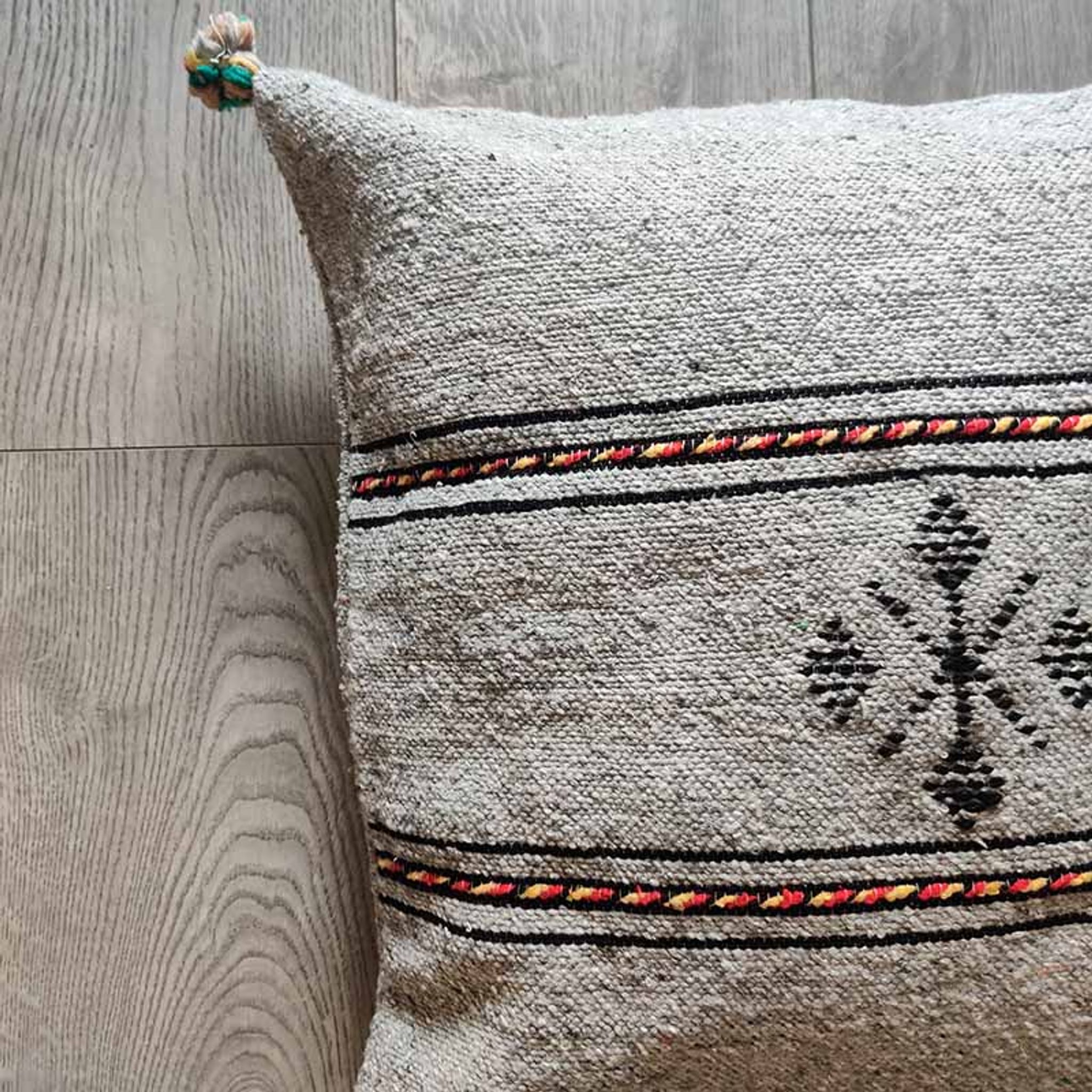 Coussin berbère gris clair fait main en coton