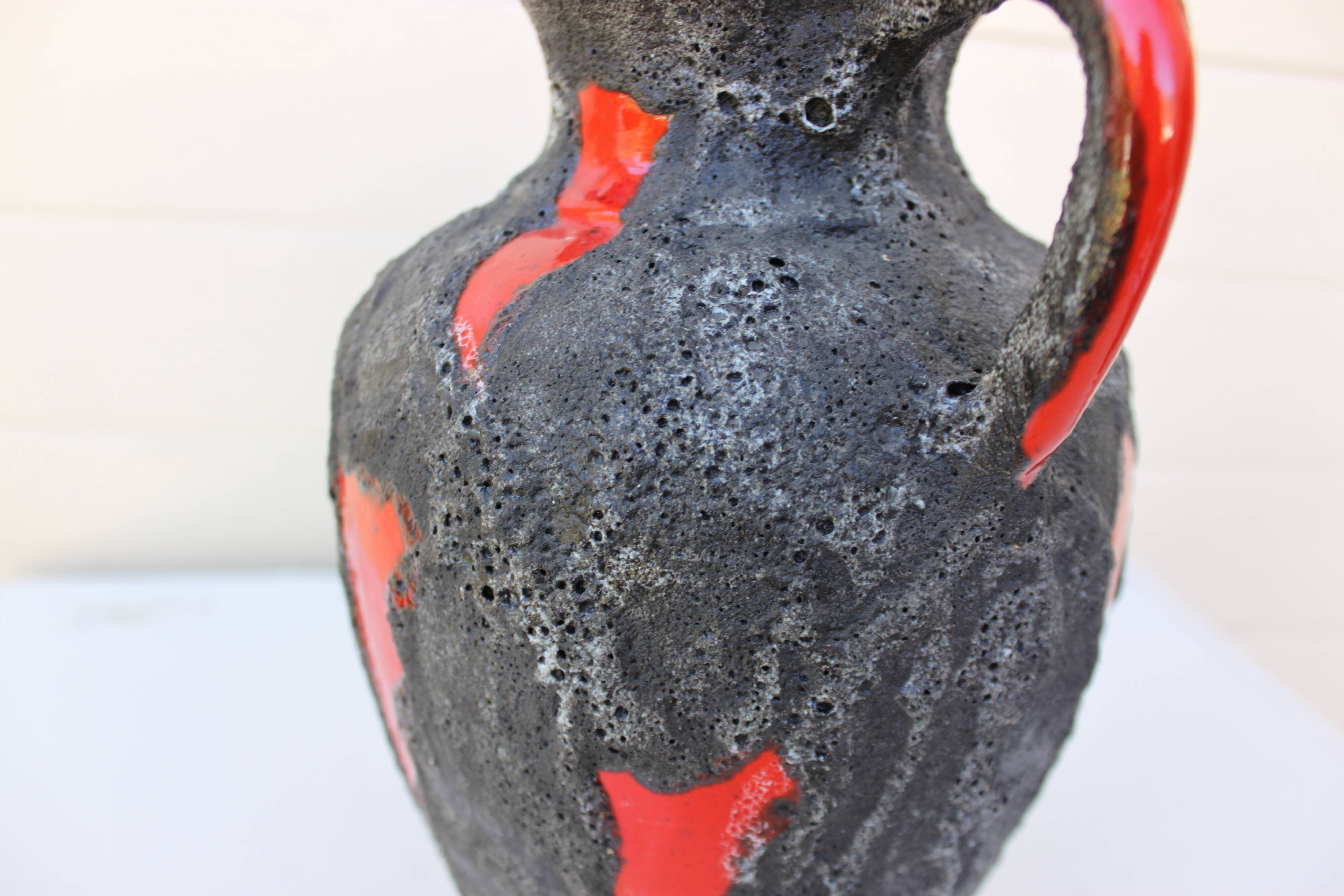 vase 1970 deux anses orange et noir