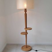 Lampadaire vintage en chêne massif à tablettes, années 1960