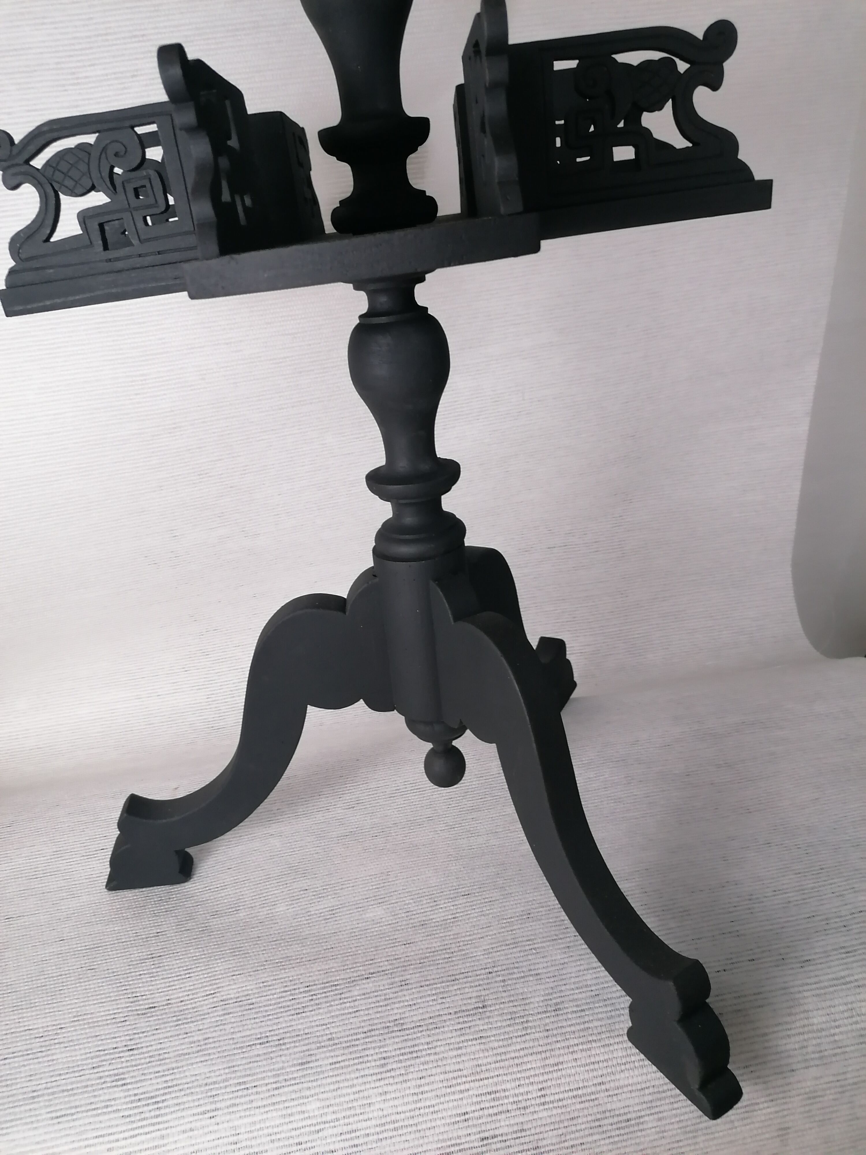 Pedestal table library with fleurs-de-lis.