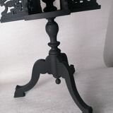 Pedestal table library with fleurs-de-lis.