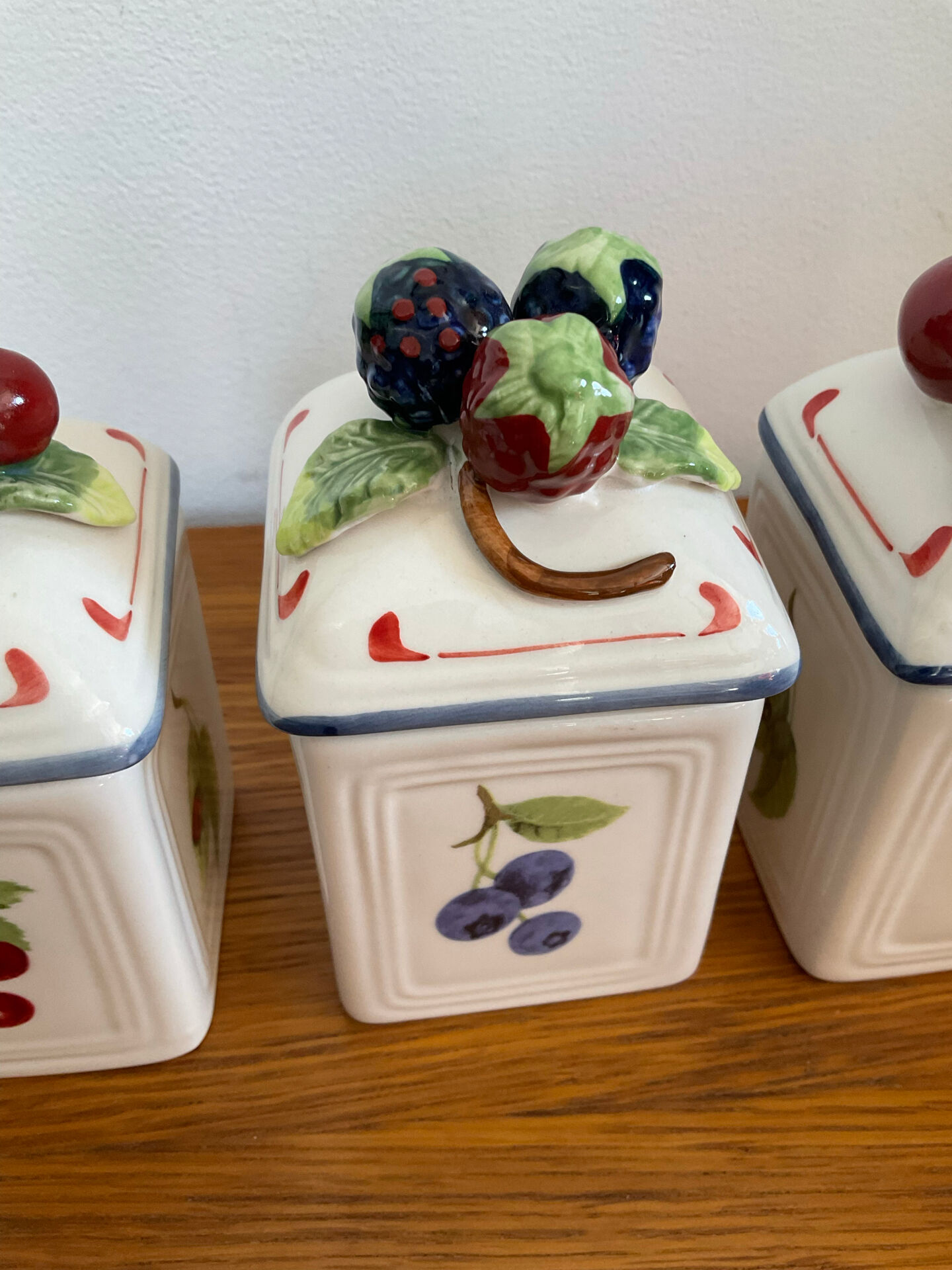 Set of 3 Villeroy & Boch jam pots in faience.