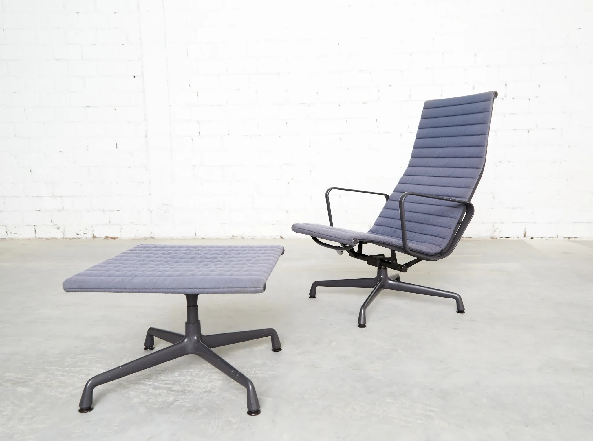 Charles & Ray Eames Chair EA124 & Ottomane EA125 for Vitra/Herman Miller
