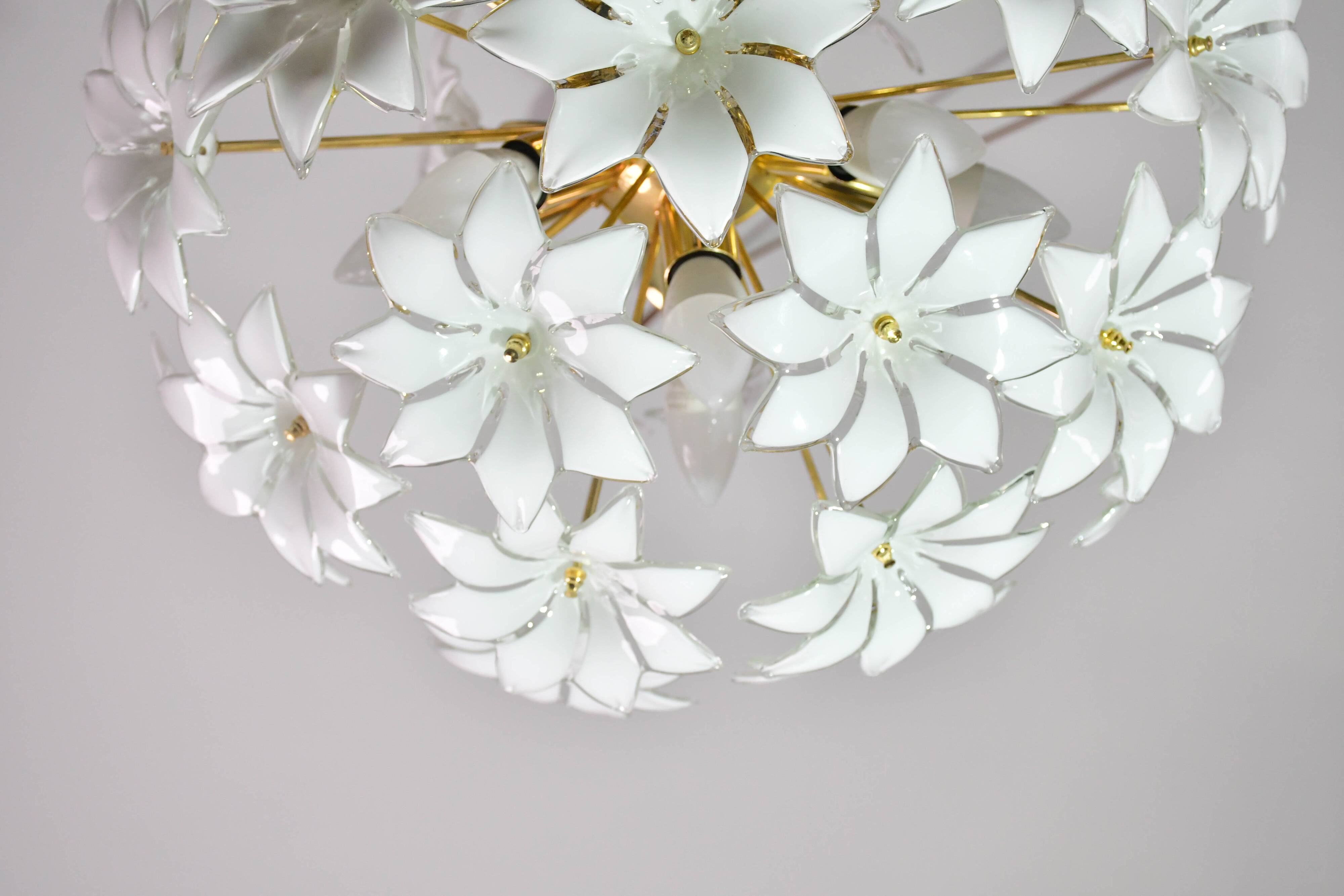 Magnifique lustre Sputnik en verre de Murano blanc orné de fleurs, années 1980