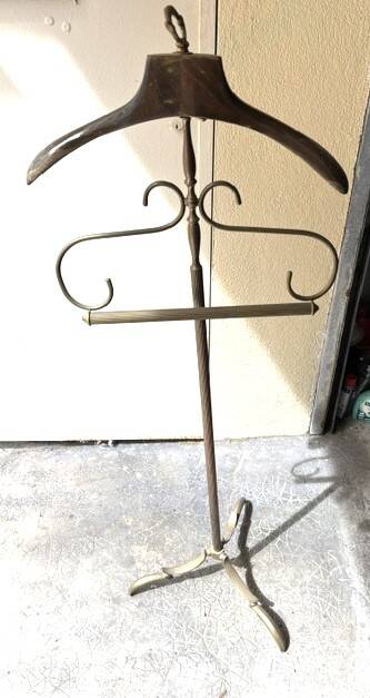 Night valet in brass and mahogany, neoclassical 20th century.