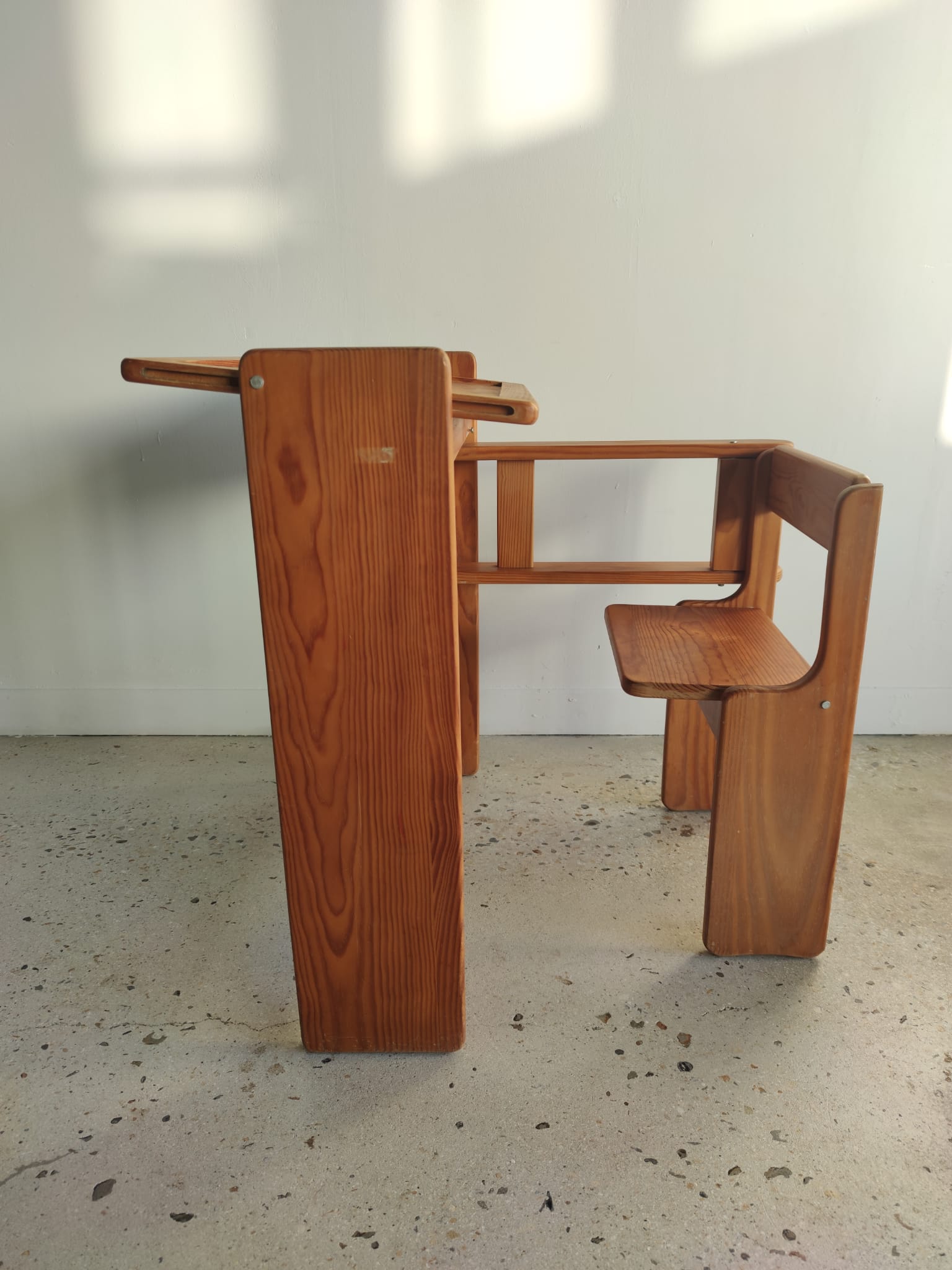 Foldable pine children's desk