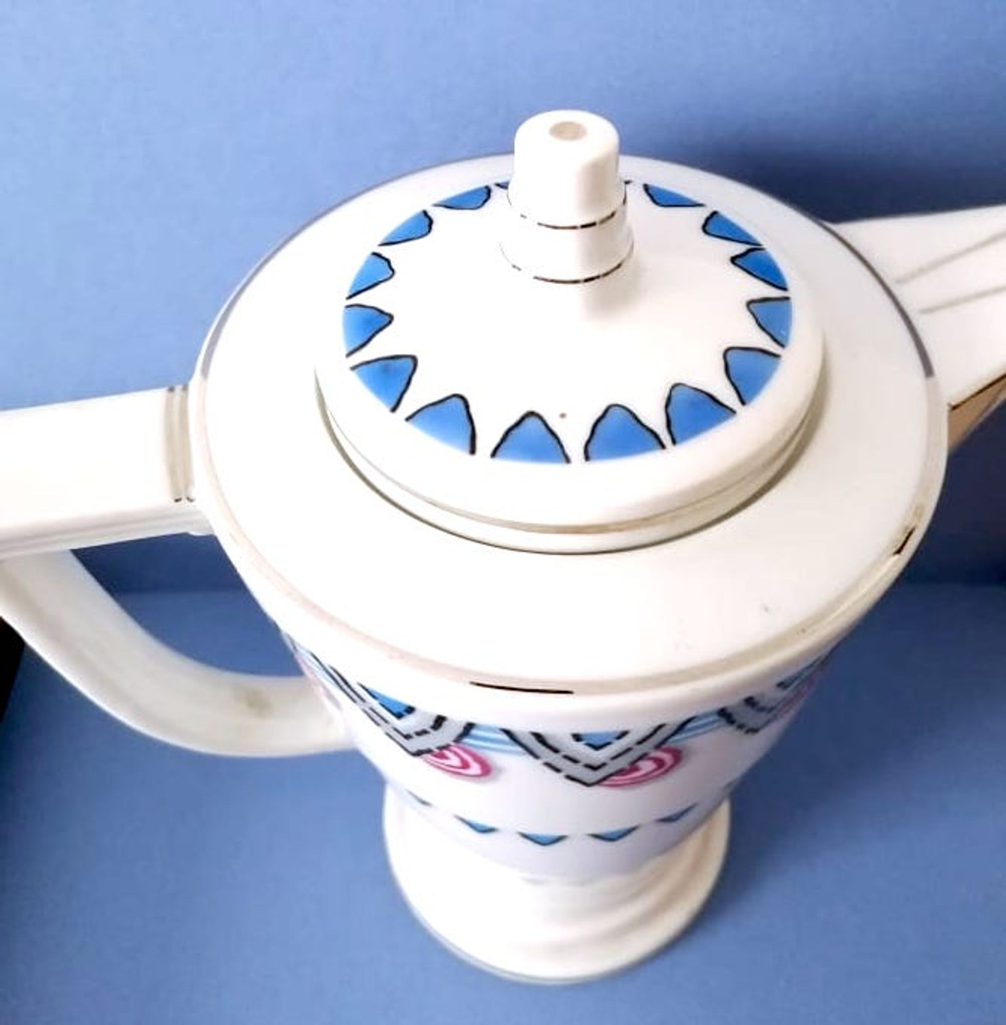Théière en porcelaine de Limoges à décor géométrique