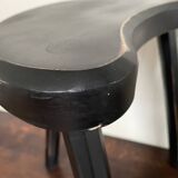 Bean-shaped tripod stool