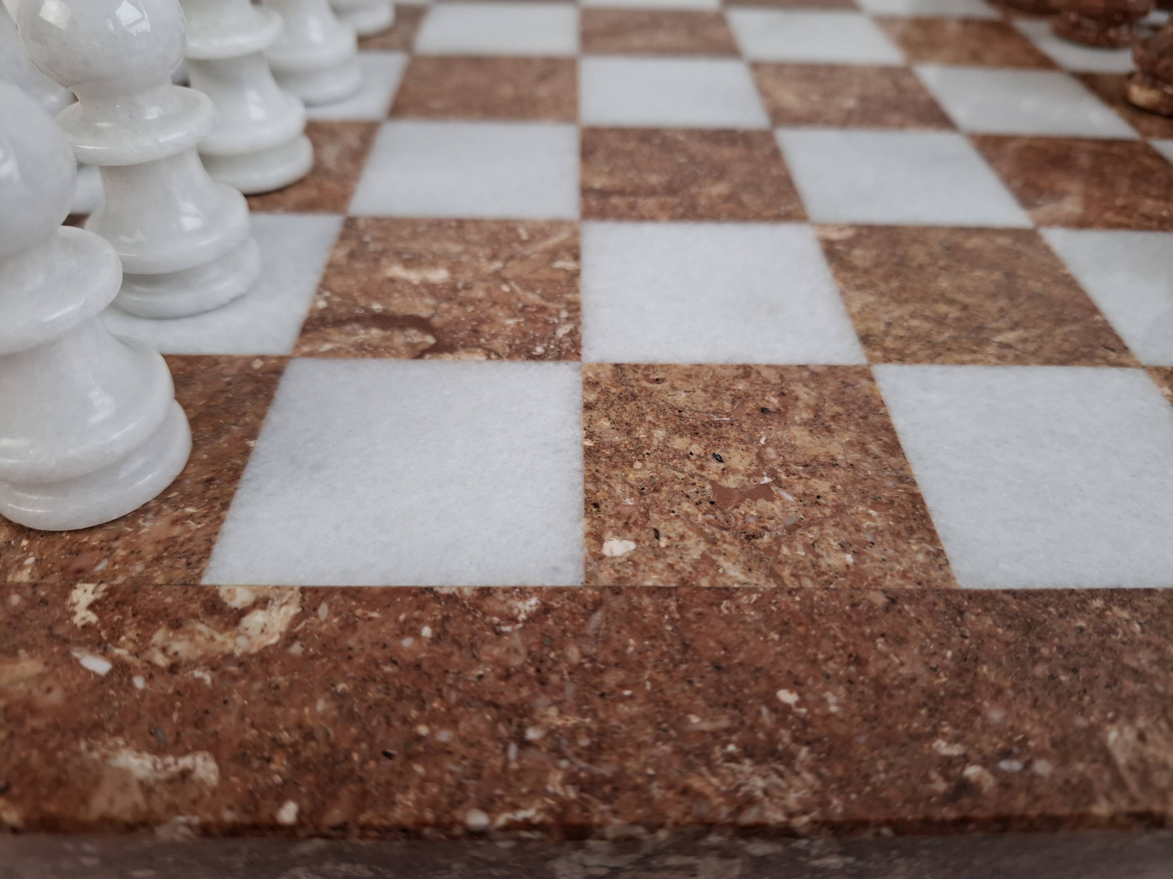 Ensemble d’échecs en marbre allemand vintage, échiquier moderne en pierre du milieu du siècle, 1970