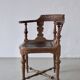 Fauteuil d'angle ancien sculpté avec assise en cuir