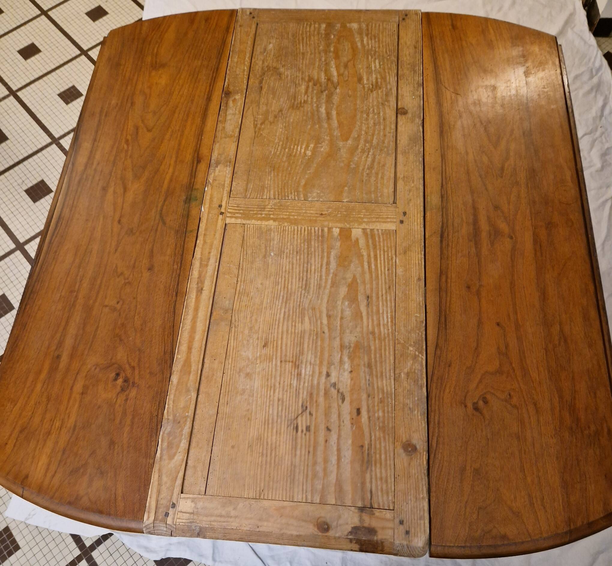 Table de salle à manger en noyer – Époque Restauration / Charles X – XIXe