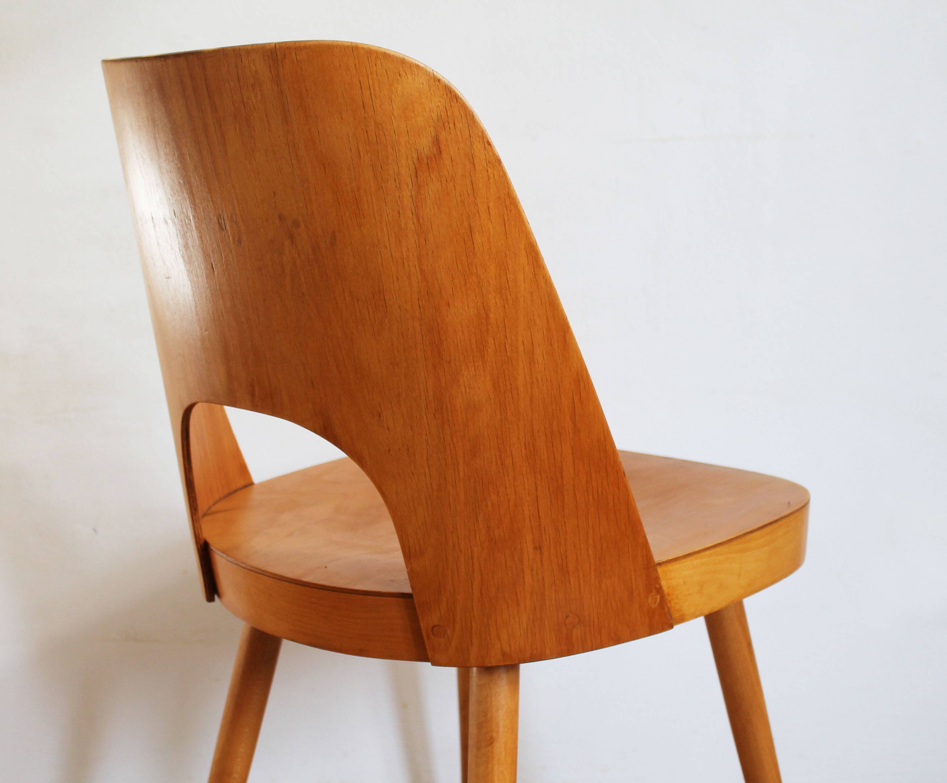 Ensemble de quatre chaises de salle à manger du milieu du siècle n° 515 par Oswald Haerdtl pour la société TON