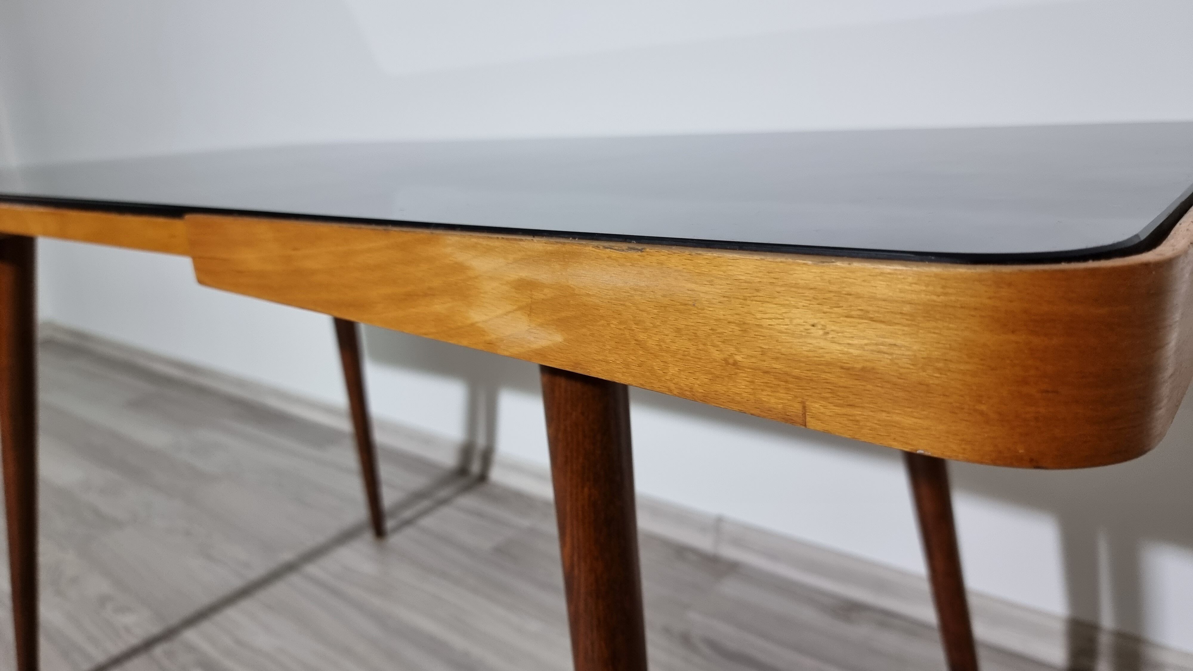 Table basse par Jiri Jiroutek