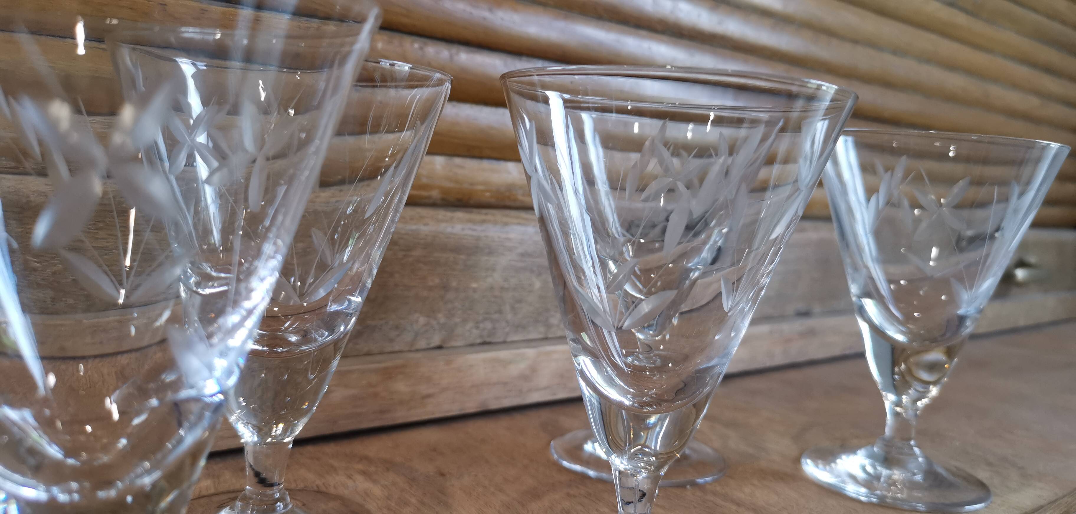 6 old stemmed glasses in chiseled blown glass 60/70