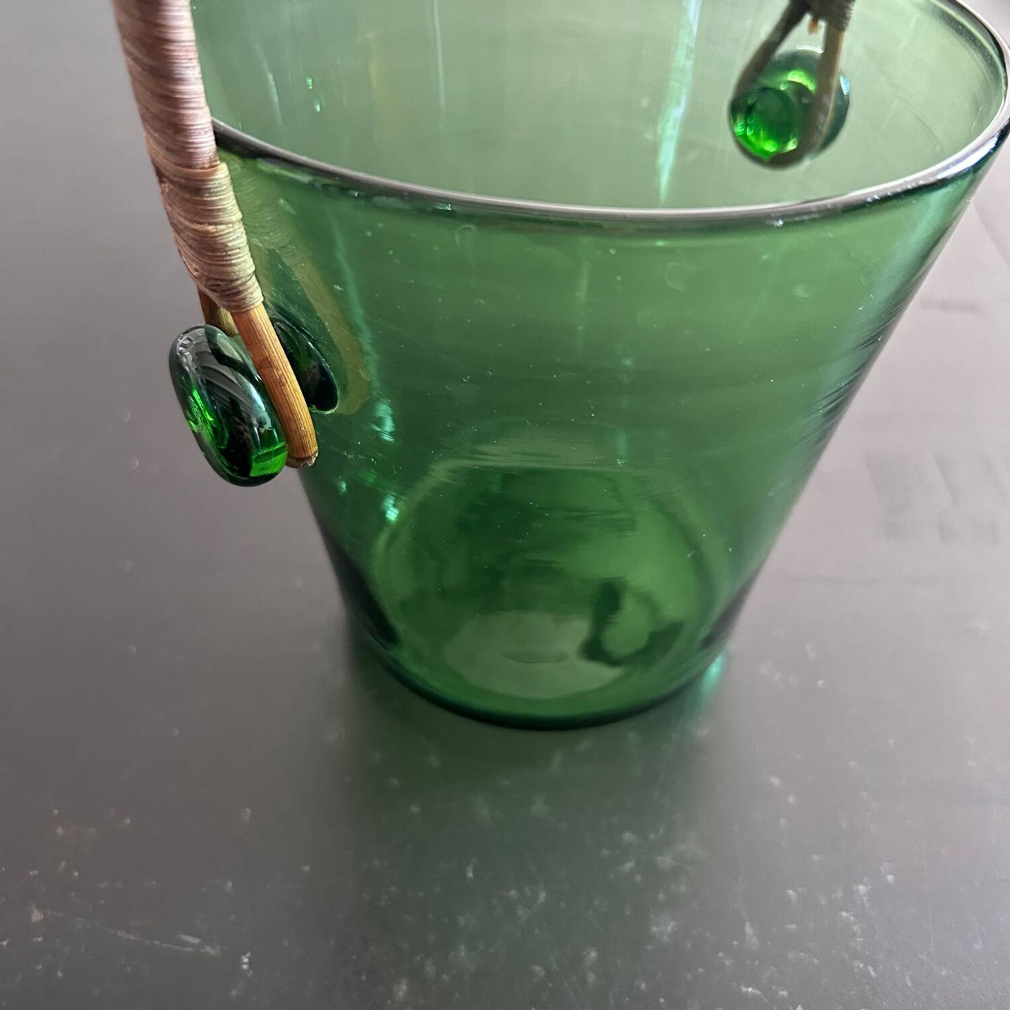 Seau à glace en verre vert et rotin