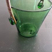 Seau à glace en verre vert et rotin