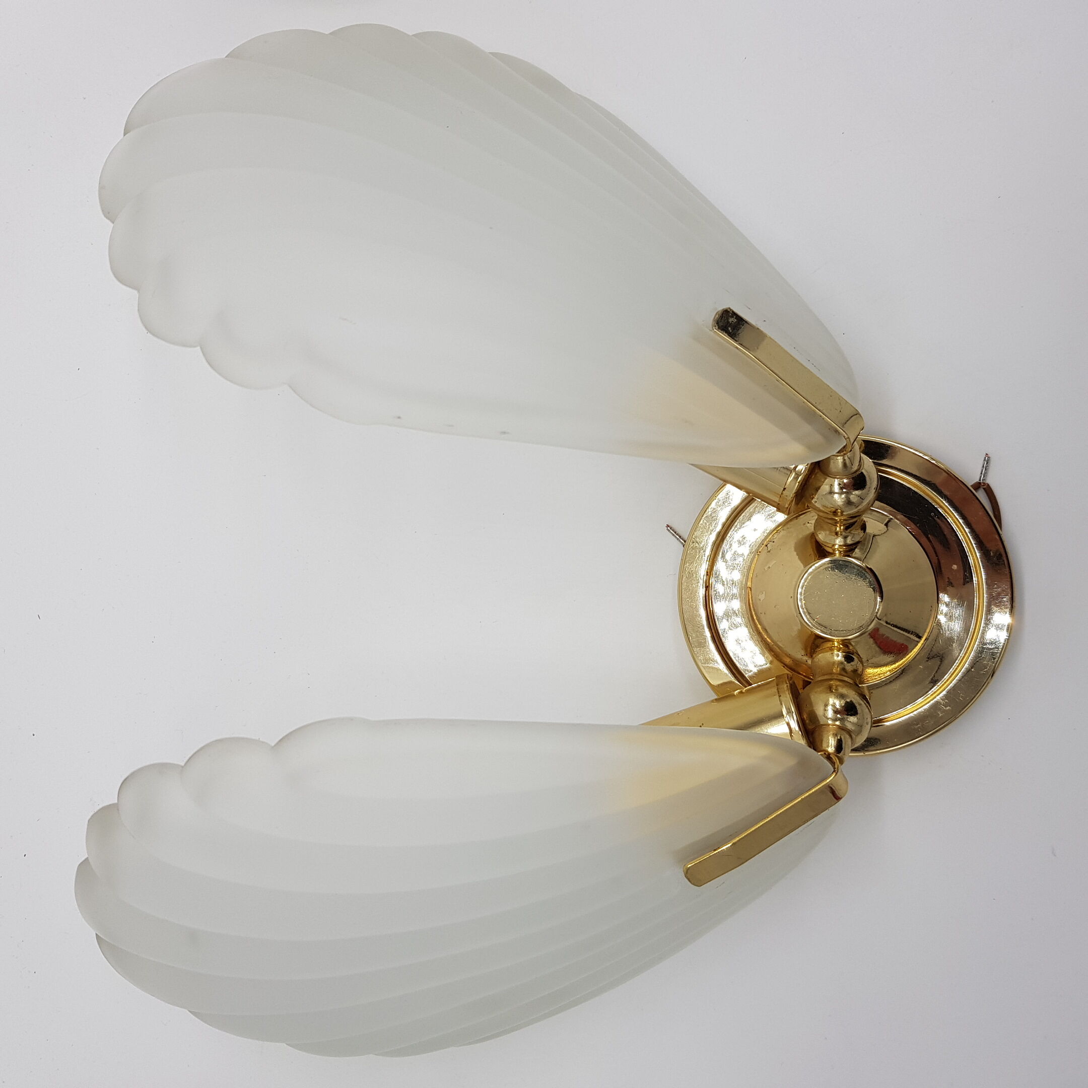 Paire d'appliques coquillage en acier doré et verre épais