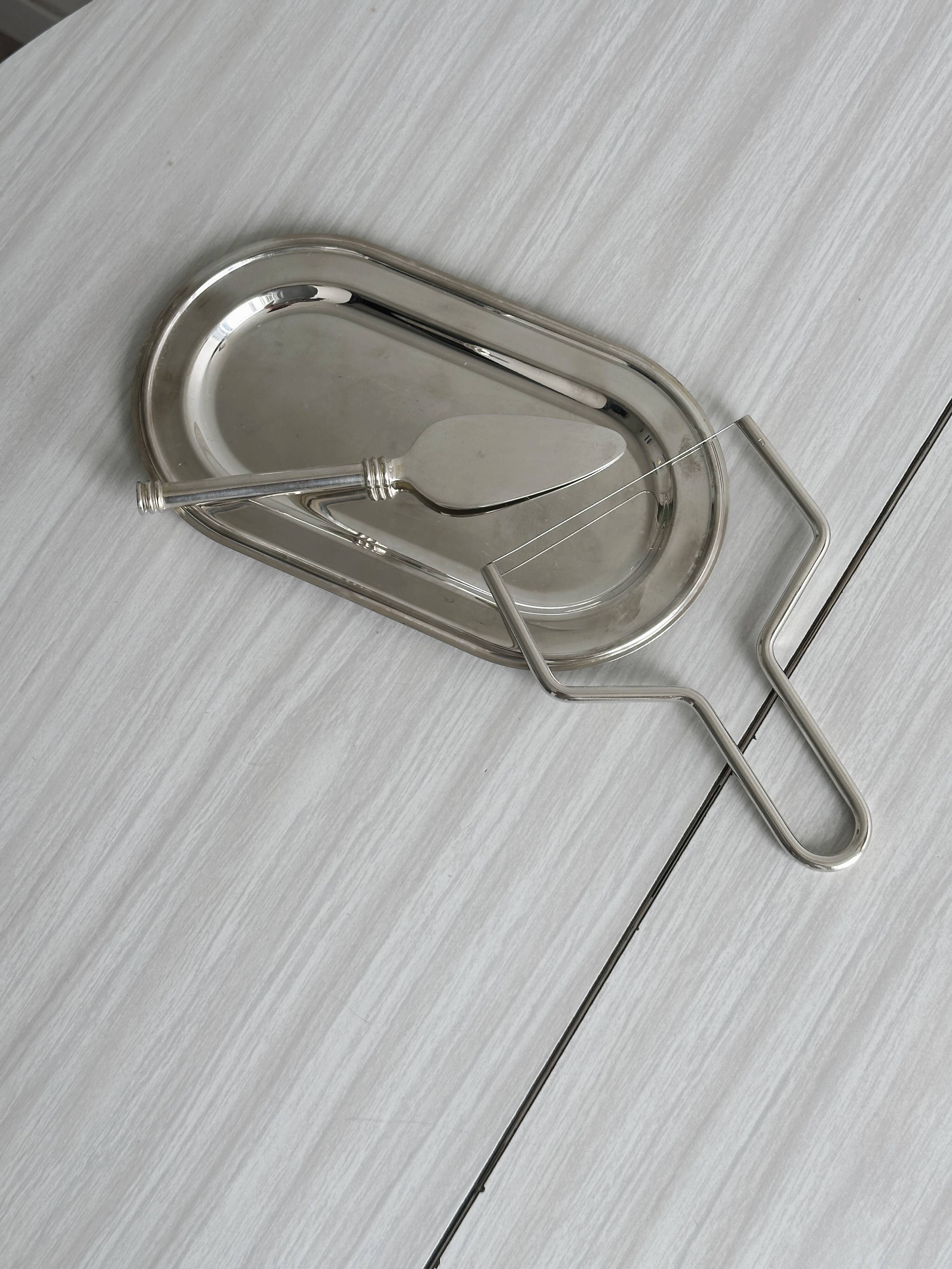 Foie gras set in shiny silver metal