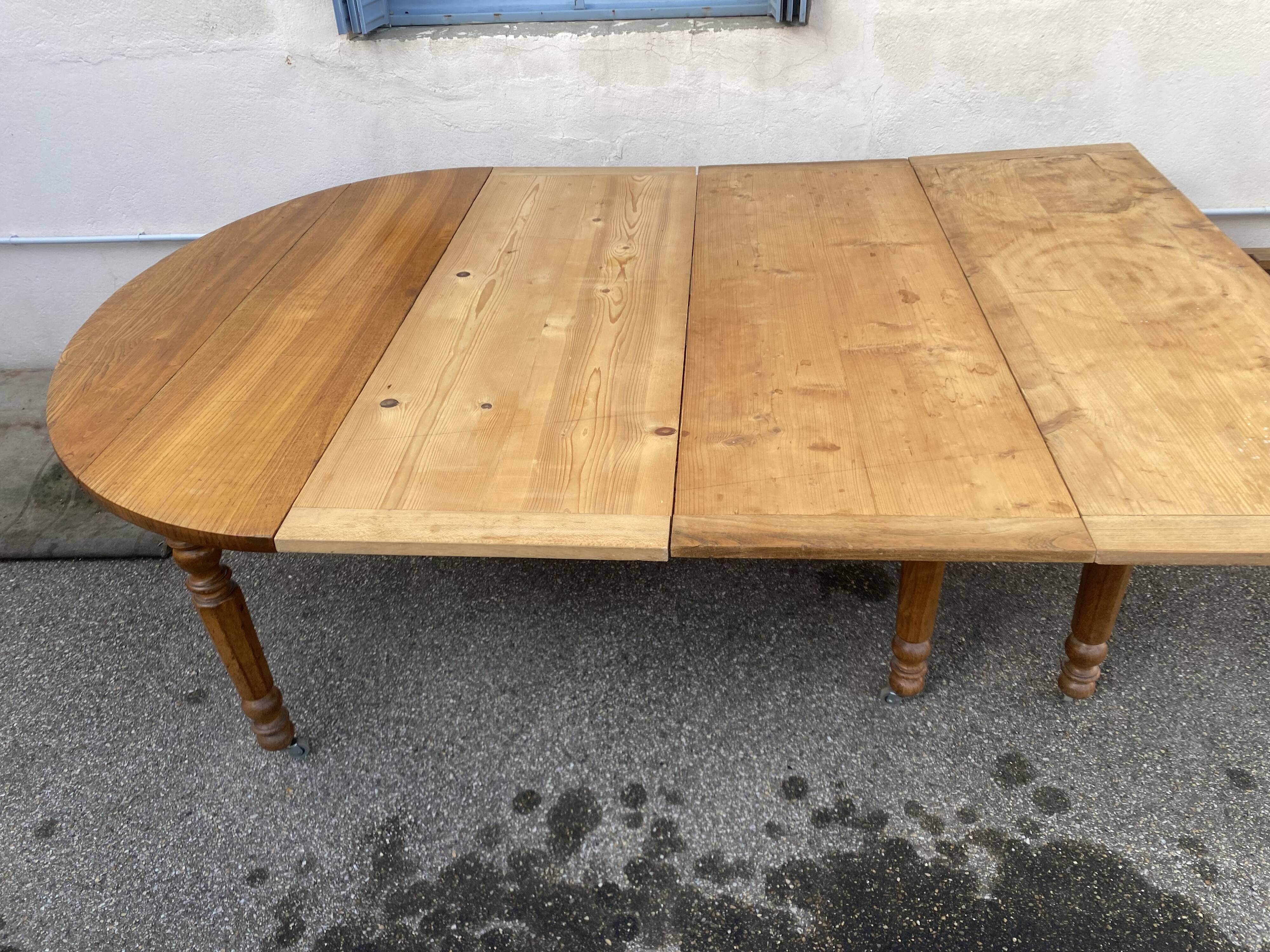 Table à 8 pieds en frêne, avec 6 allonges.