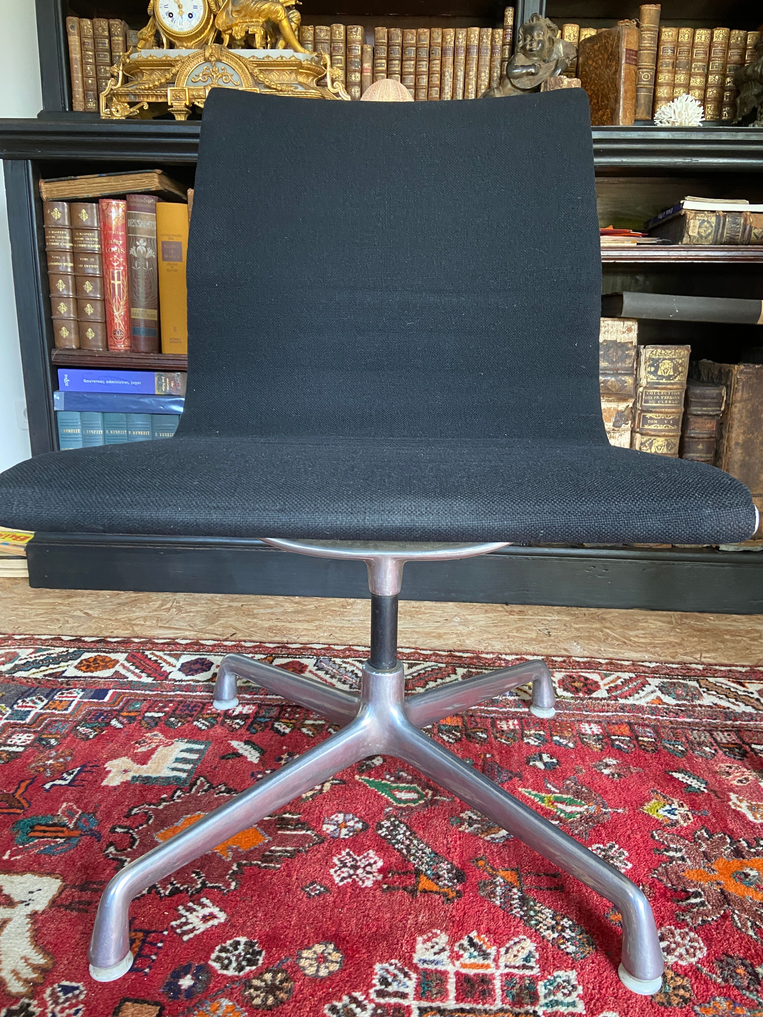 pair of Charles & Ray Eames chairs for Herman Miller model EA 106