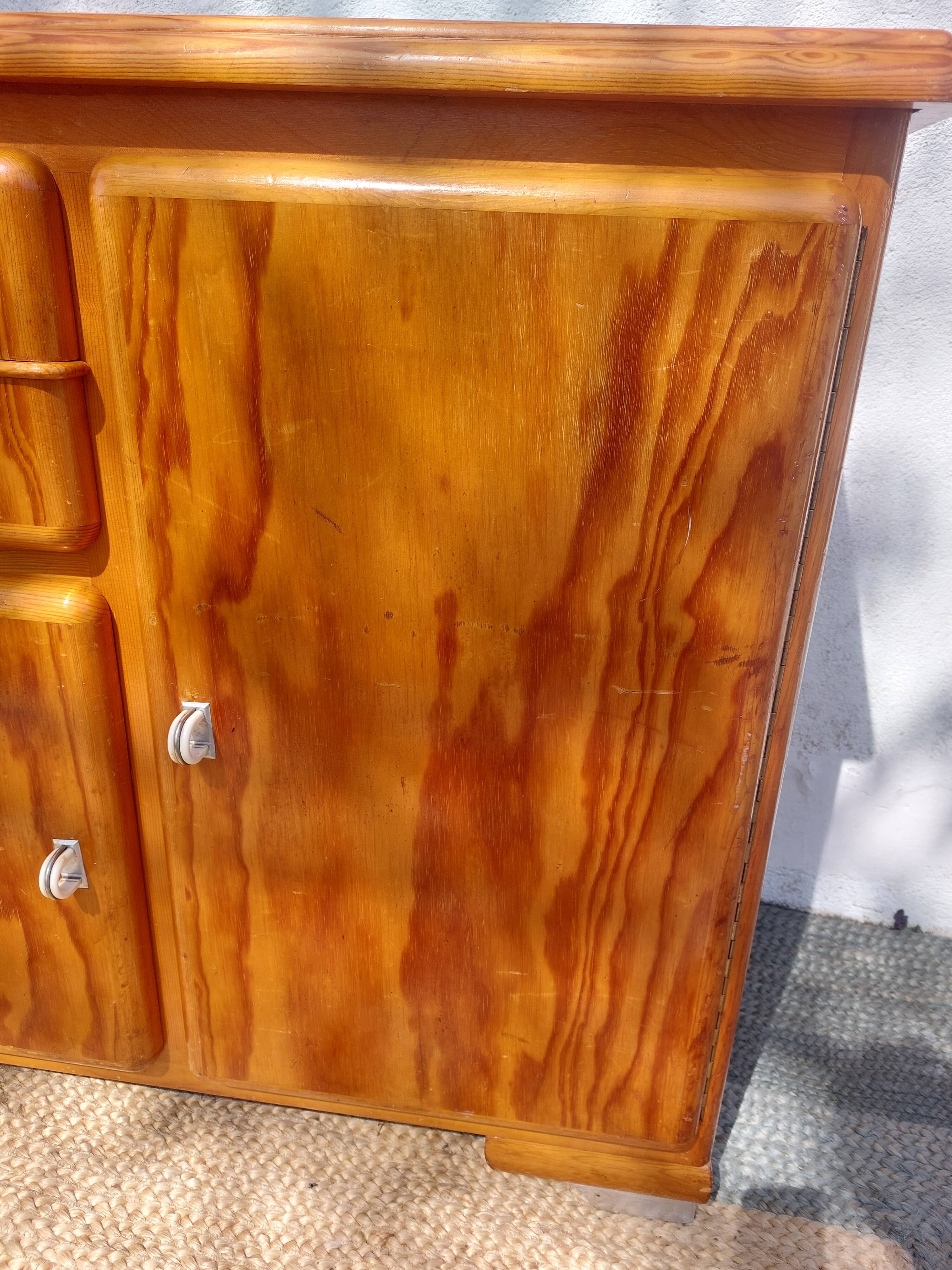buffet Mado, portes asymétriques