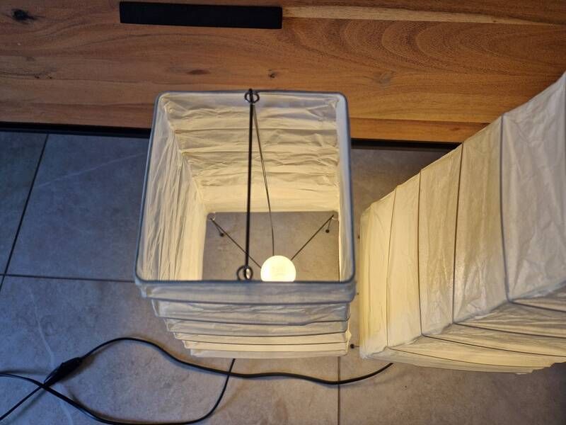 Isamu Noguchi (1904-1988) - Paire de lampes en papier et métal noir - 4N