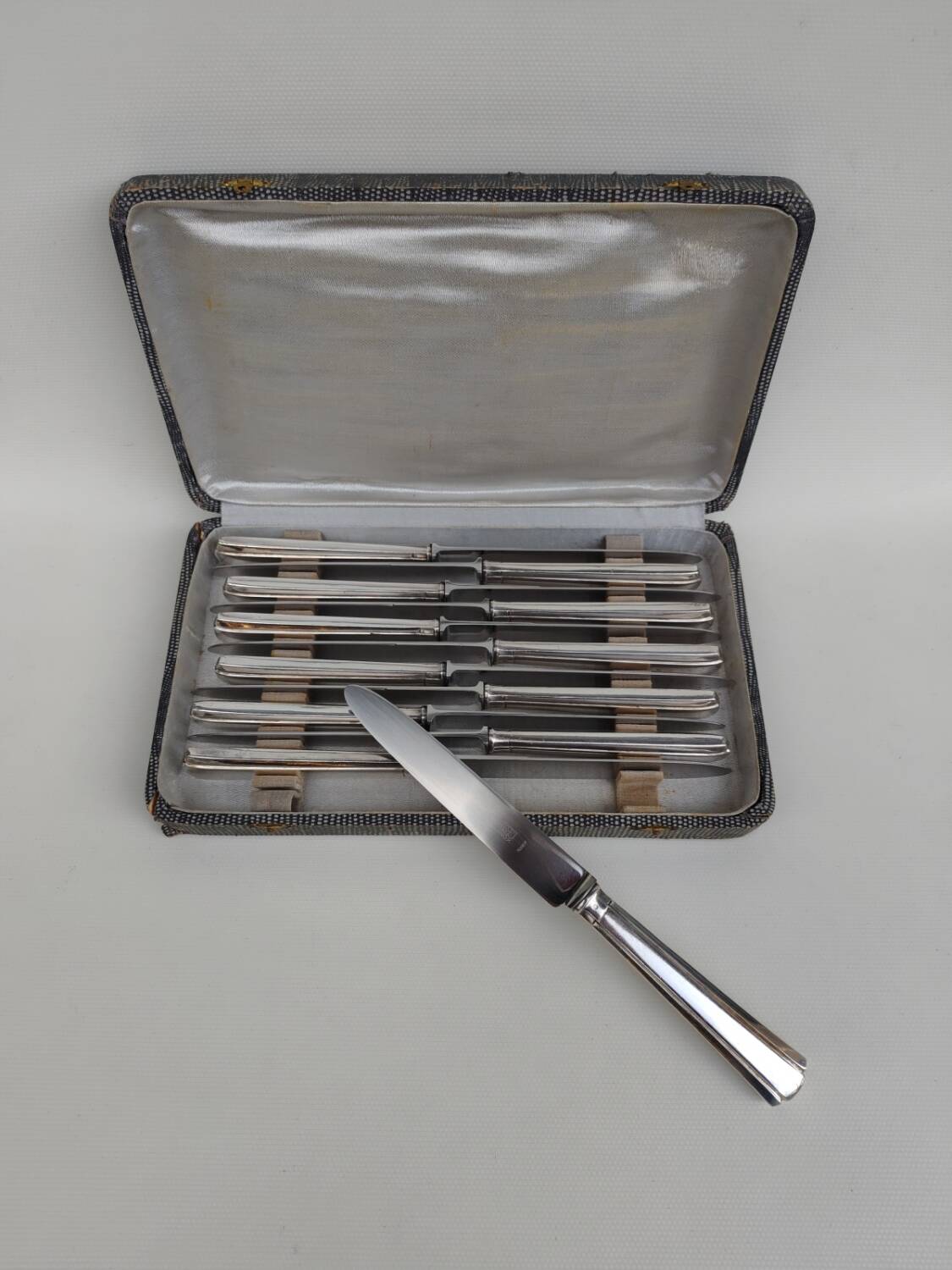 Box of 12 table knives in silver metal, art deco period.