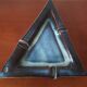 Cendrier triangle bleu vintage en grès émaillé