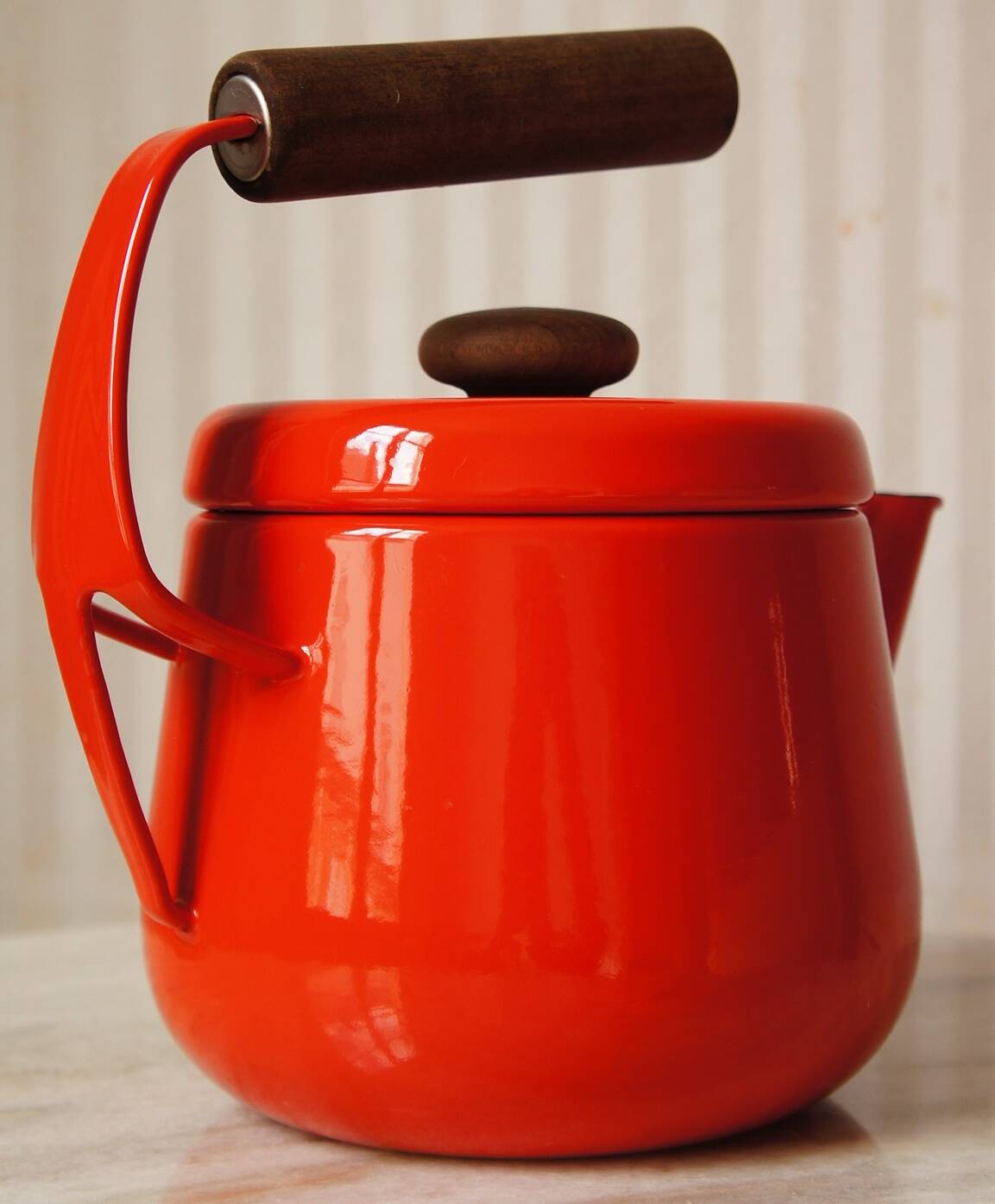 Kobenstyle Jens Quistgaard kettle in enameled metal & solid wood