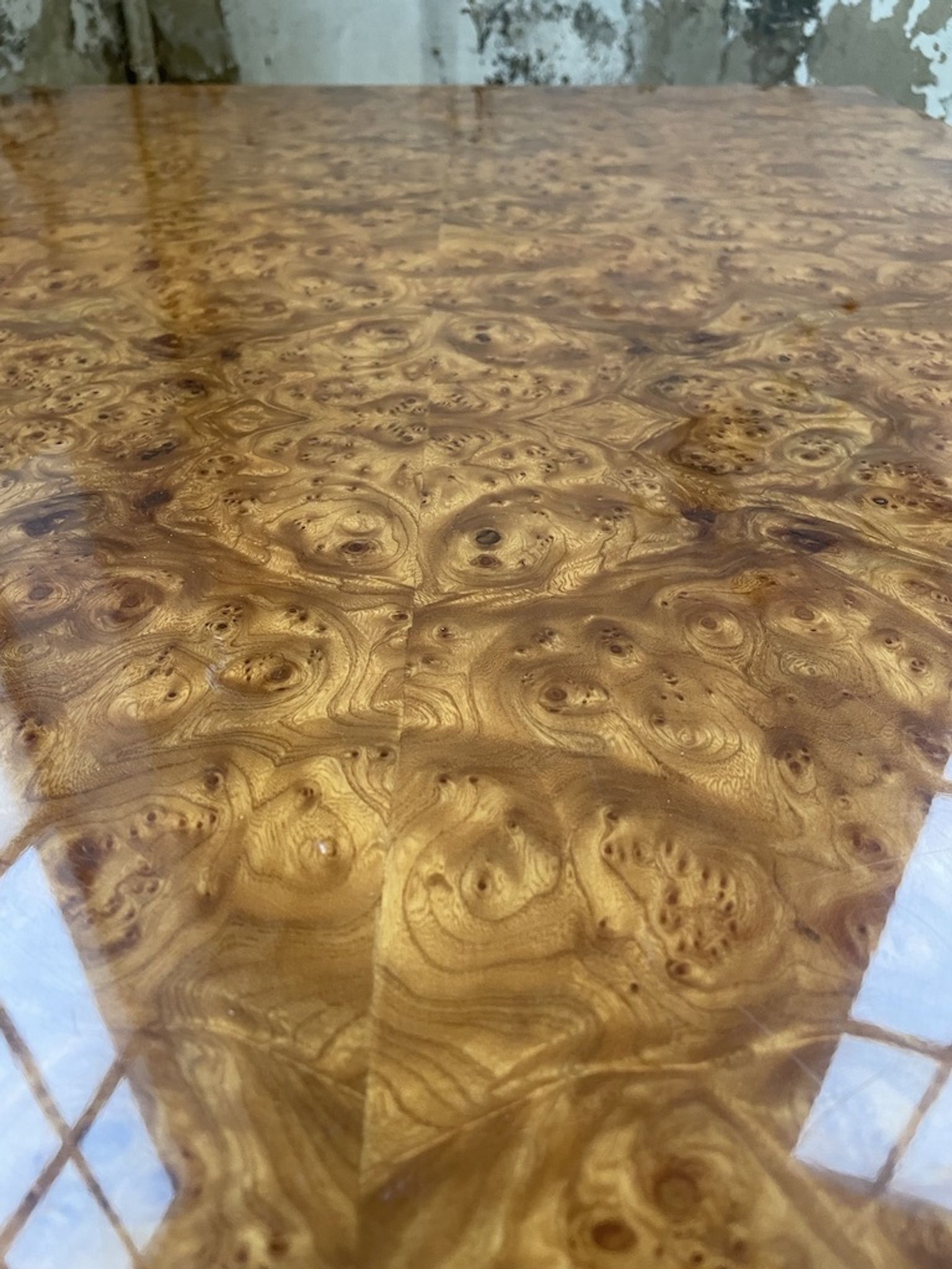 Table basse italienne laque loupe d’orme