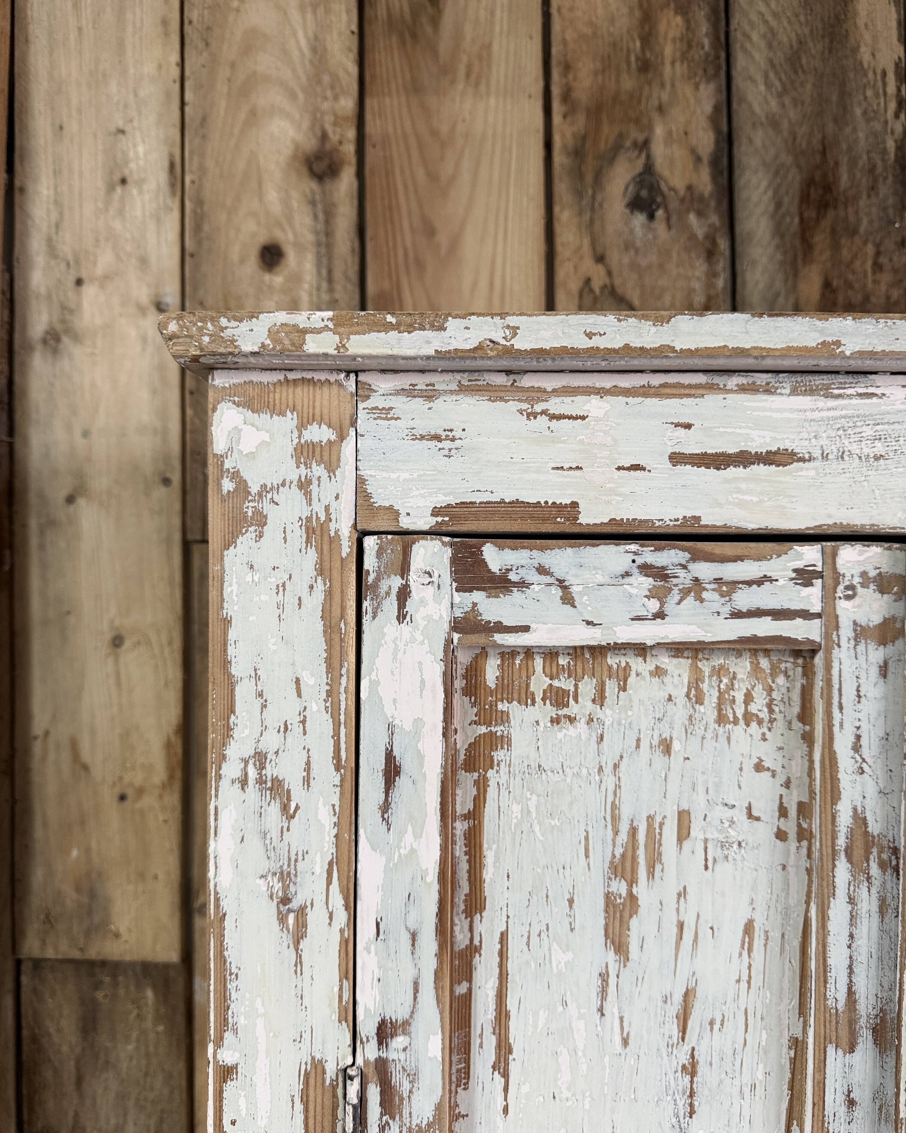 Armoire parisienne patinée