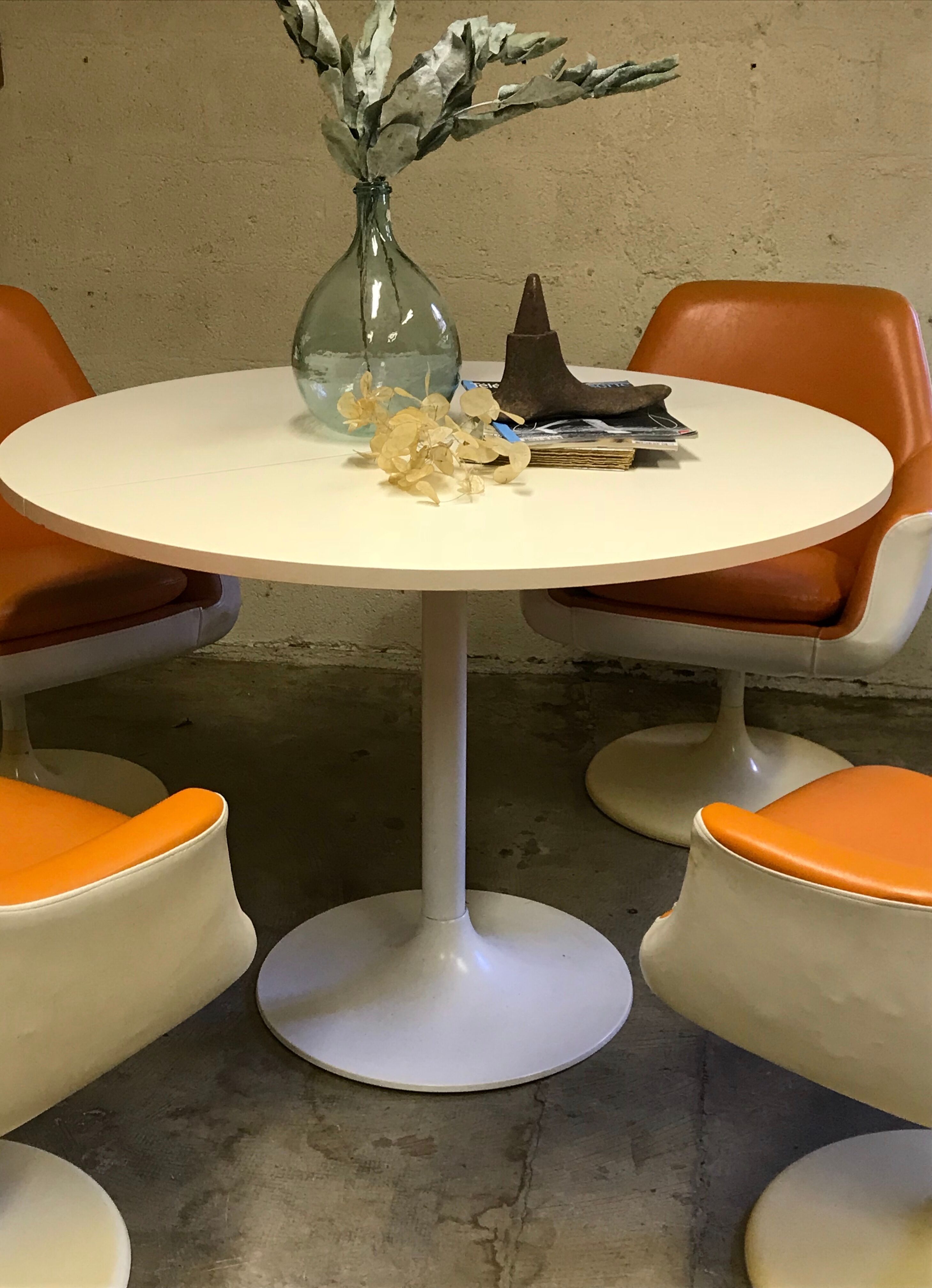 Cast-iron tulip-footed table