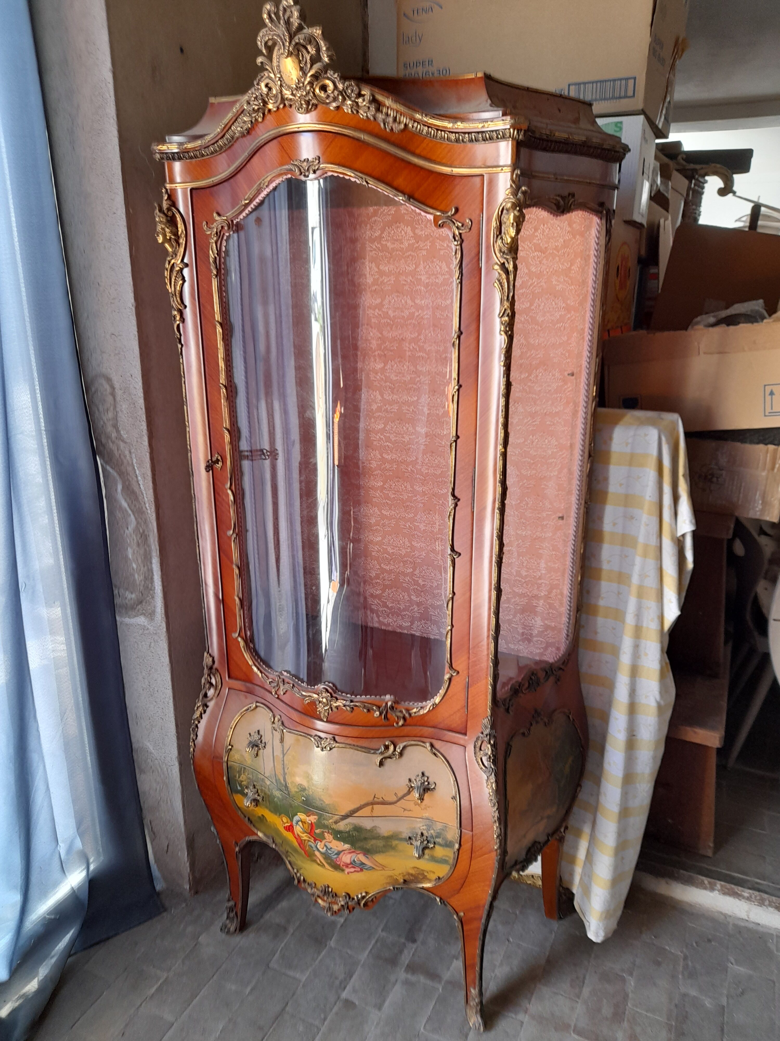 Vitrine Louis XV galbée en marqueterie et vernis Martin
