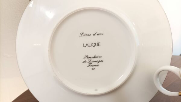 2 tasses à café , 2 tasses à thé et soucoupes