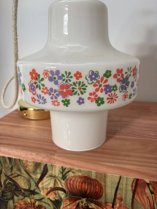Suspension vintage en opaline fleurie