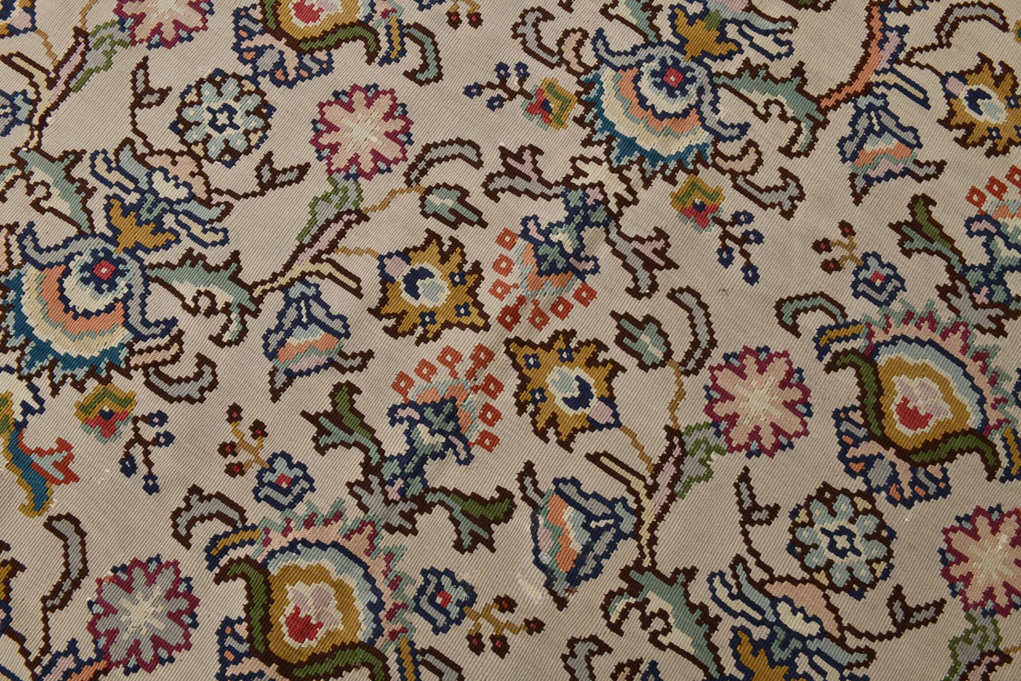 Kilim persan tons crème et bordeaux, motifs floraux élégants vintage