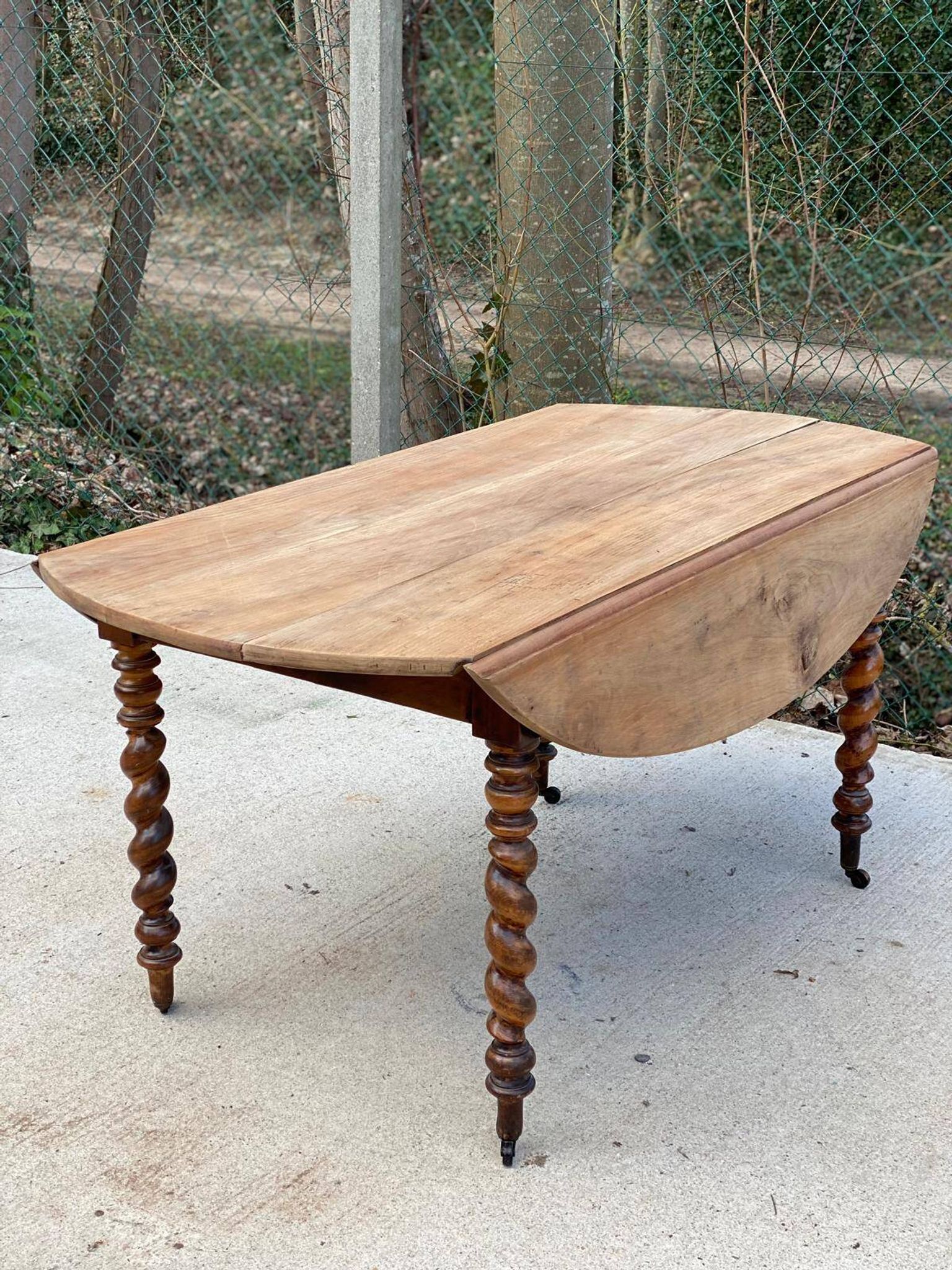 Louis Philippe oval table with shutters, 19th century, solid oak wood, twisted leg