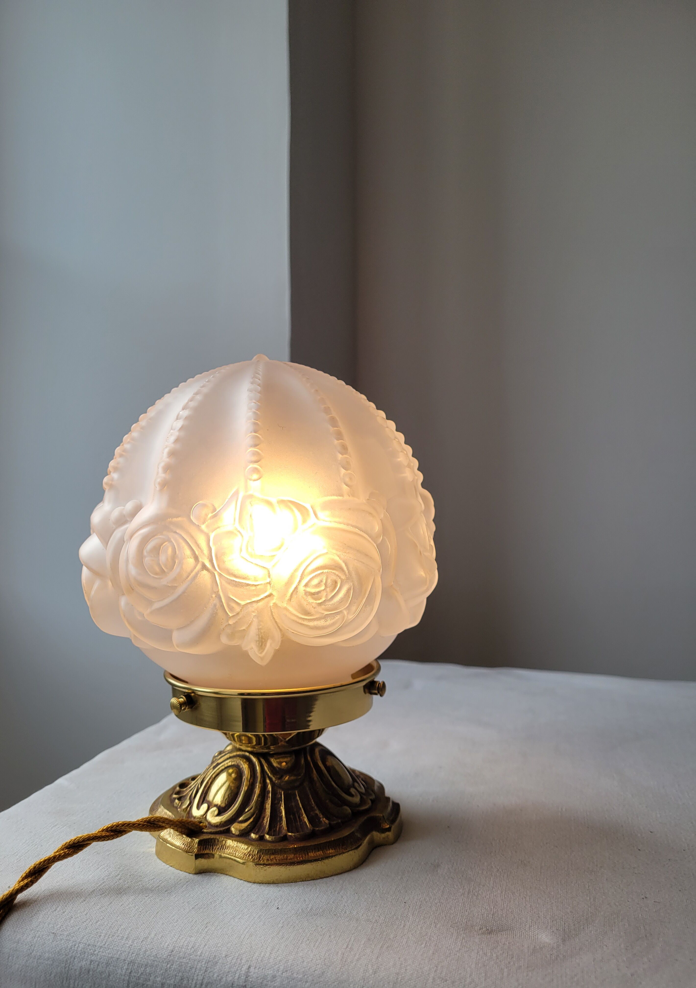 Art deco lamp in bronze and frosted glass