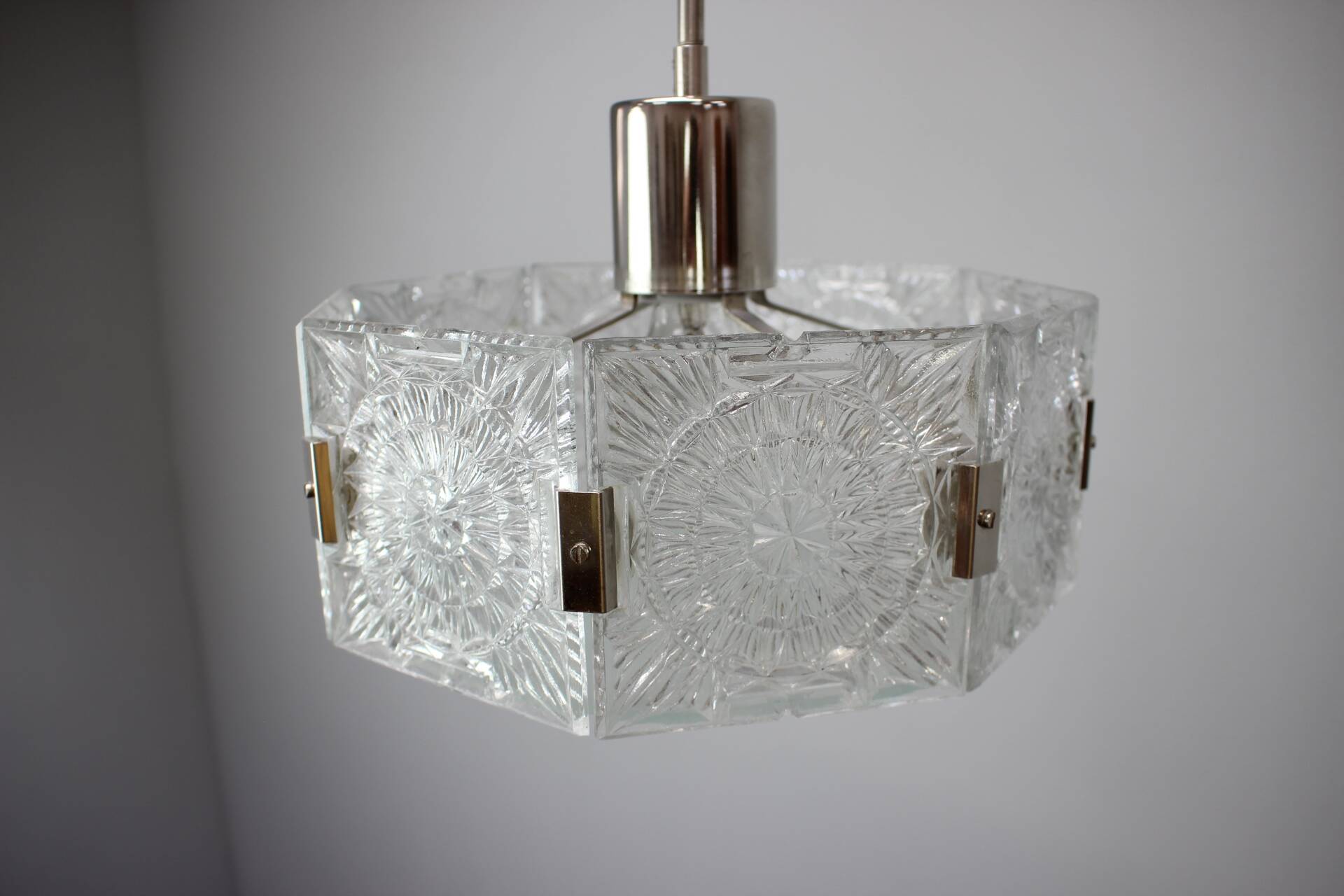 Suspension en verre taillé de Kamenický Šenov et chrome des années 1970 en Tchécoslovaquie