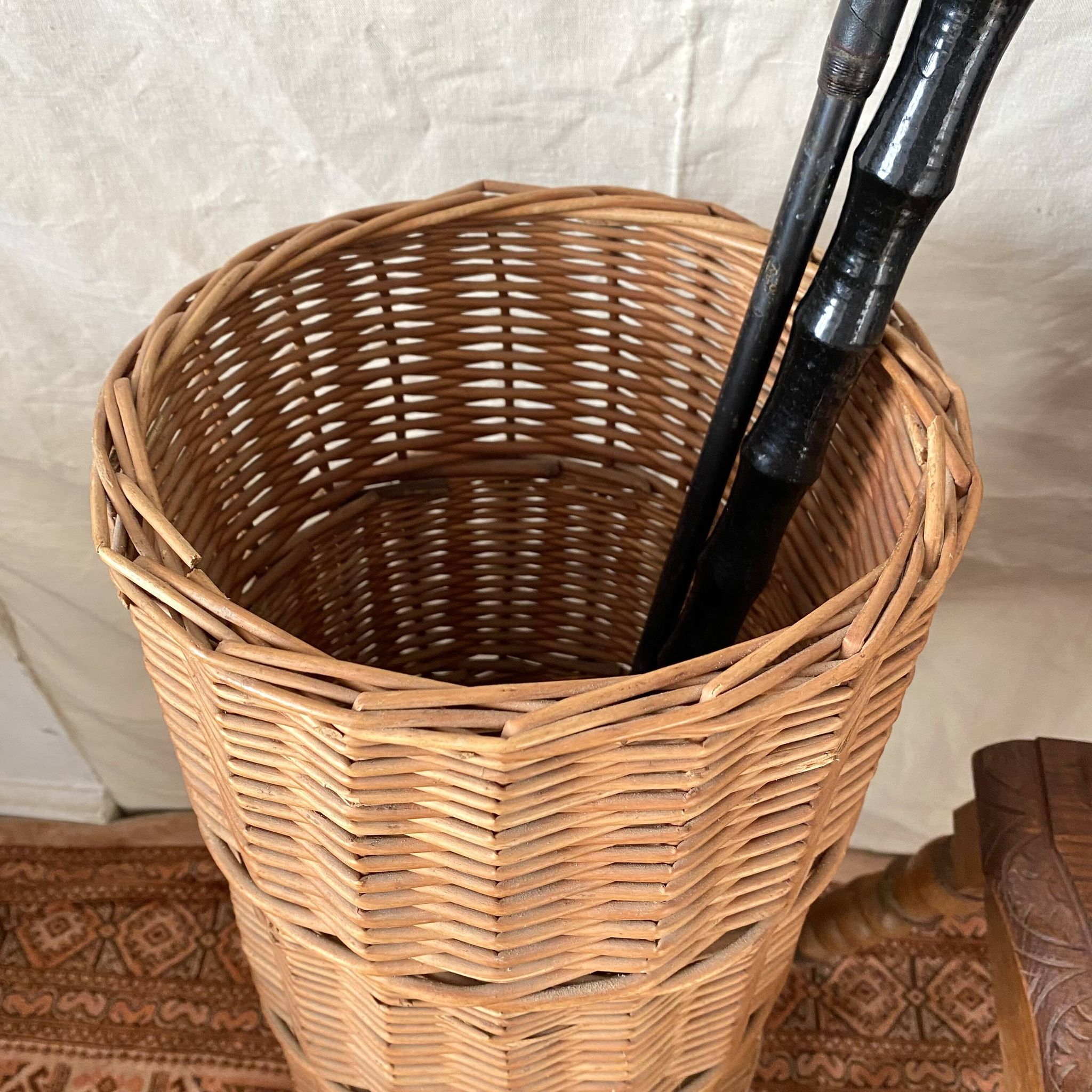 Panier en osier tressé , porte cannes vintage