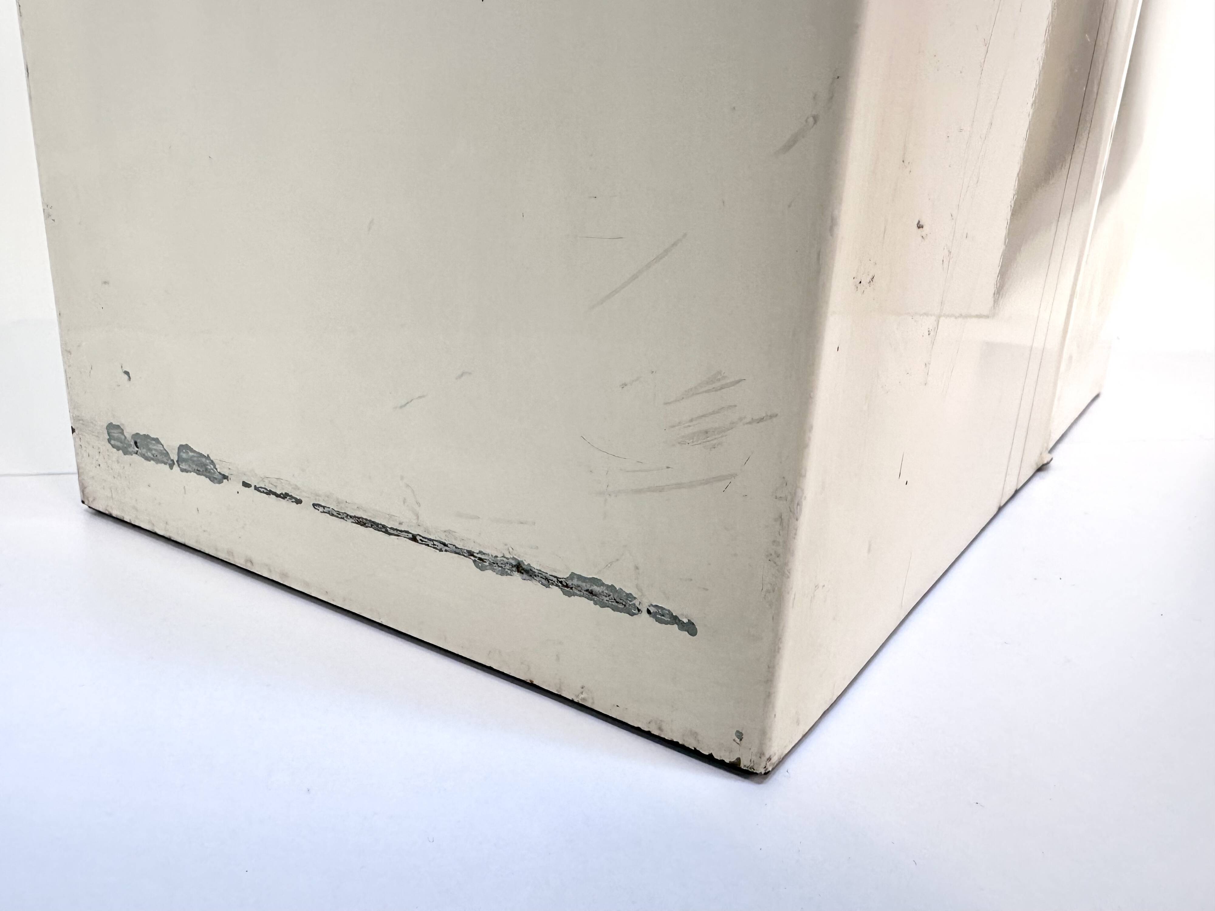 Armoire médicale industrielle robuste en métal avec 8 étagères amovibles, Allemagne 1960